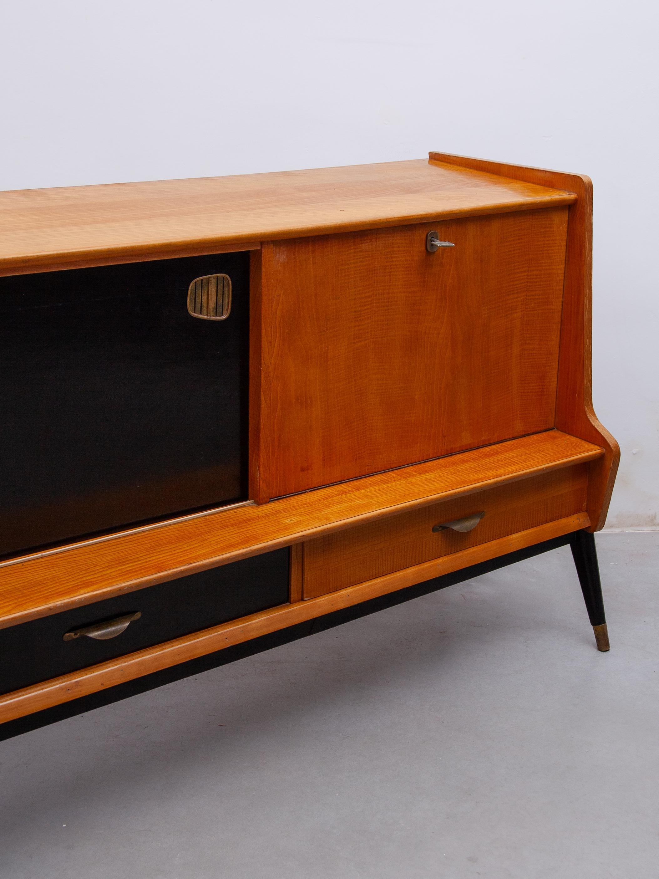 Credenza Oswald Vermaercke con ante scorrevoli bianche e nere, anni '50 per V Form. in vendita 4
