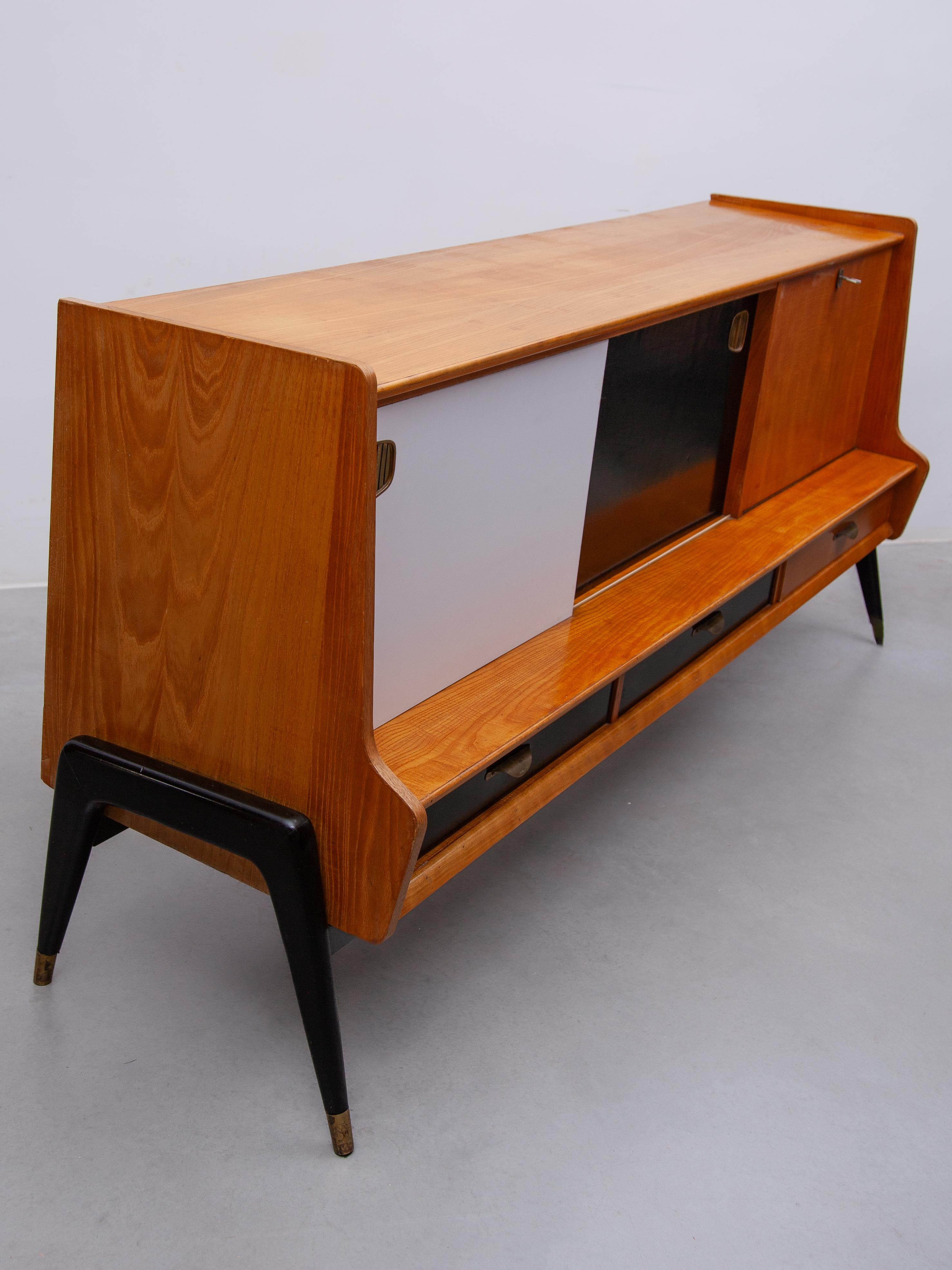 Credenza Oswald Vermaercke con ante scorrevoli bianche e nere, anni '50 per V Form. in vendita 5