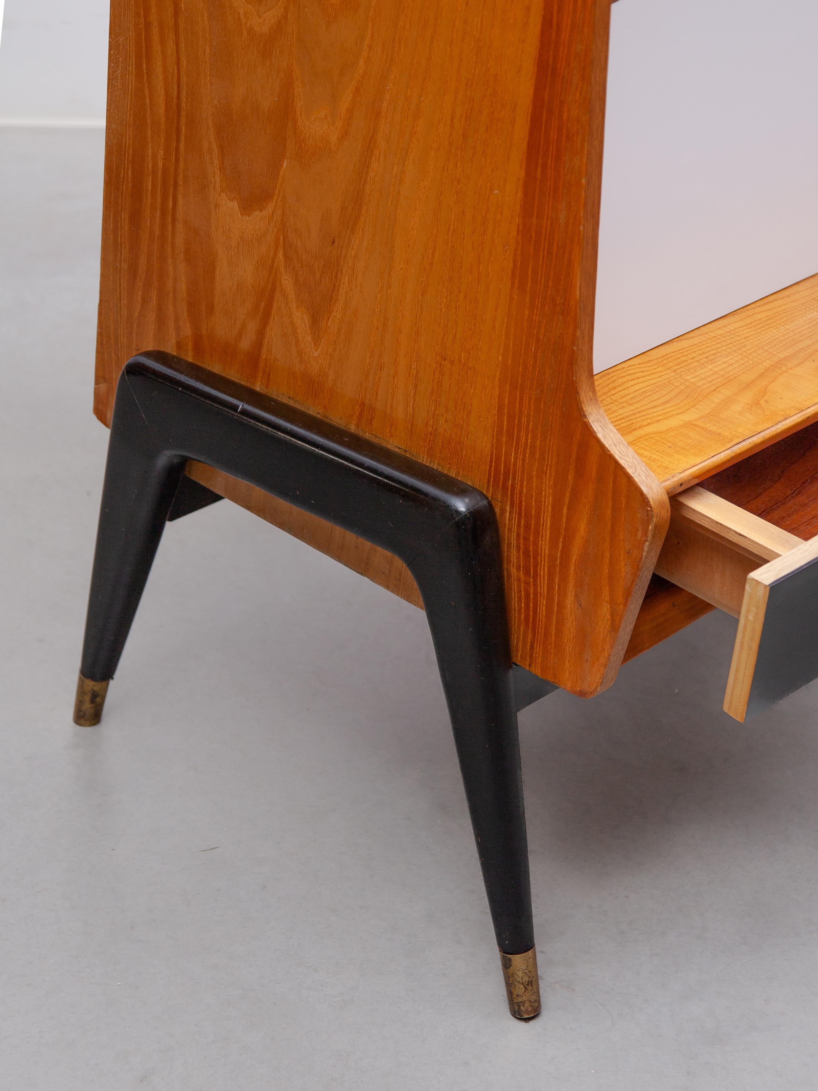 Credenza Oswald Vermaercke con ante scorrevoli bianche e nere, anni '50 per V Form. in vendita 6