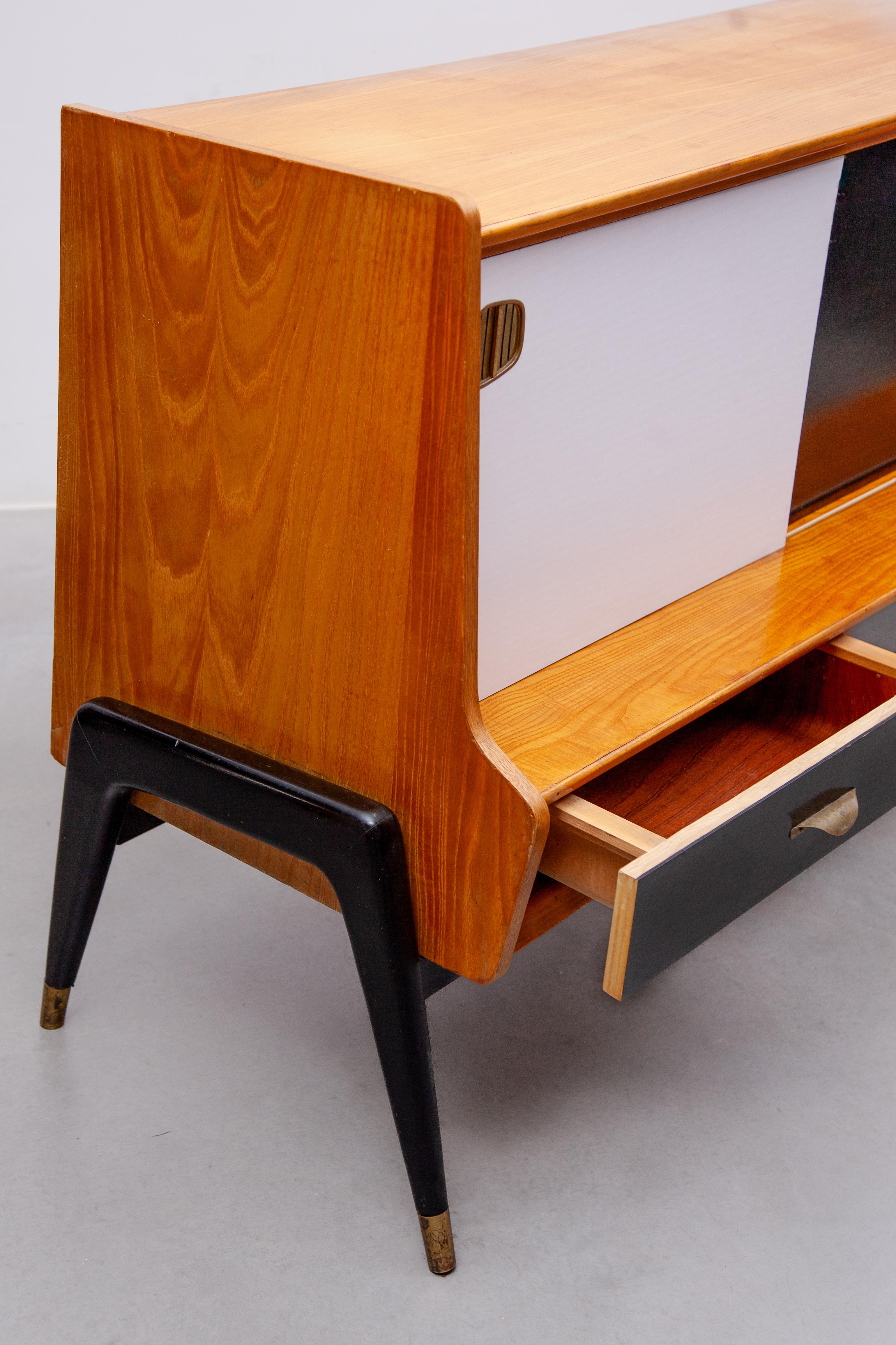 Credenza Oswald Vermaercke con ante scorrevoli bianche e nere, anni '50 per V Form. in vendita 7