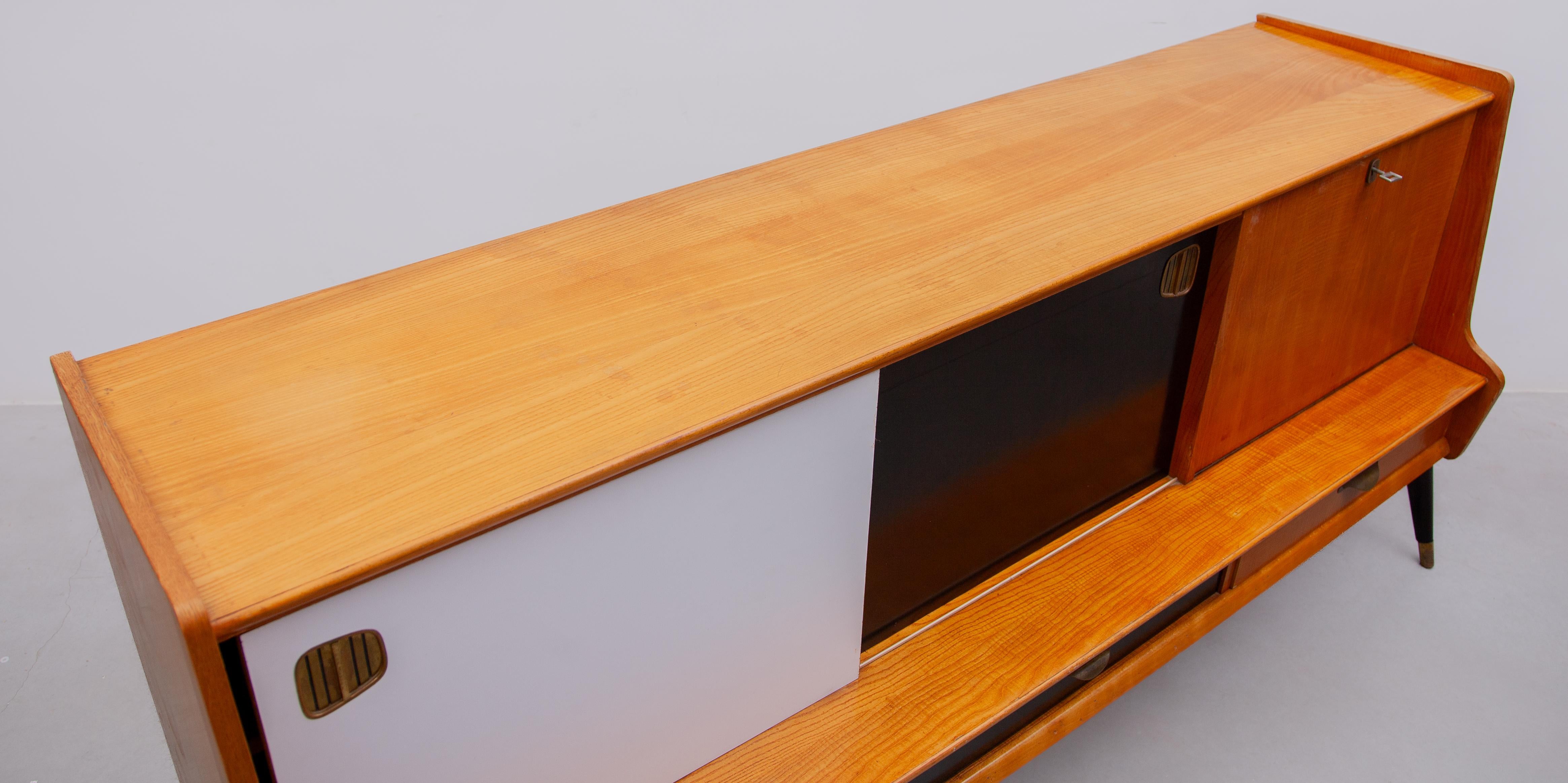 Credenza Oswald Vermaercke con ante scorrevoli bianche e nere, anni '50 per V Form. in vendita 8