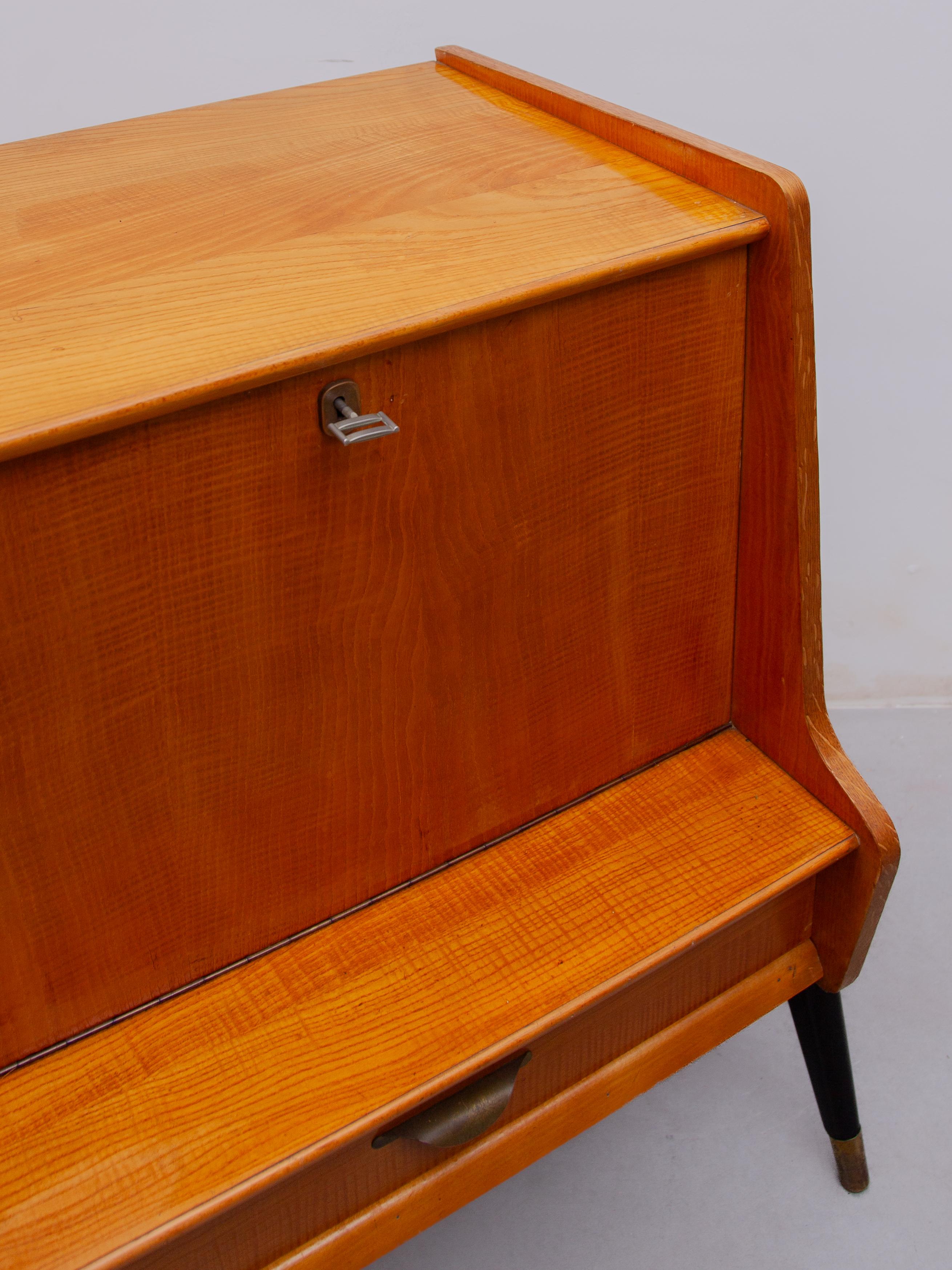 Credenza Oswald Vermaercke con ante scorrevoli bianche e nere, anni '50 per V Form. in vendita 9