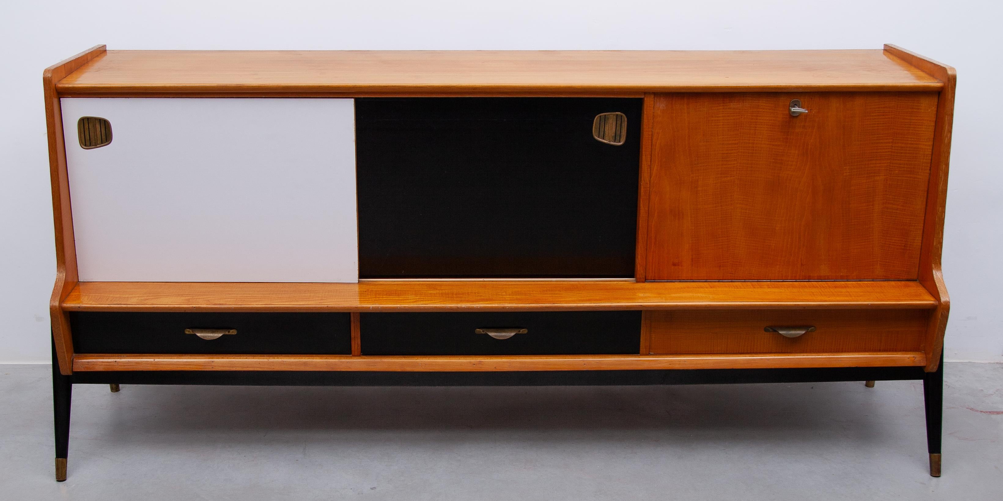 Belga Credenza Oswald Vermaercke con ante scorrevoli bianche e nere, anni '50 per V Form. in vendita