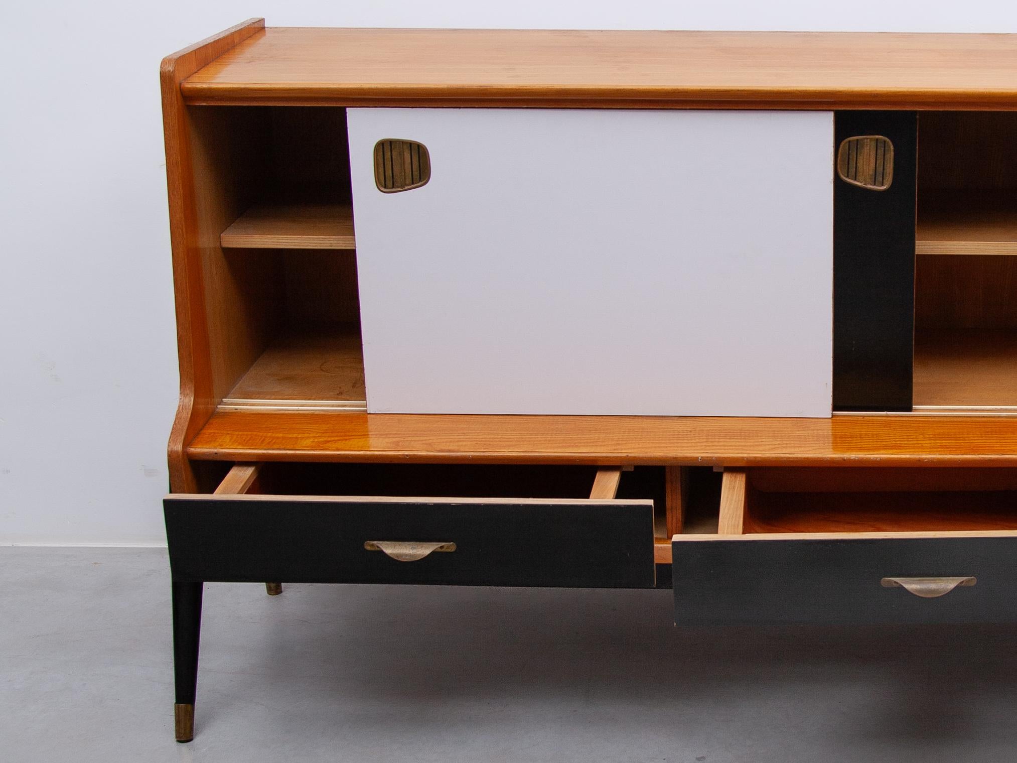 Fatto a mano Credenza Oswald Vermaercke con ante scorrevoli bianche e nere, anni '50 per V Form. in vendita
