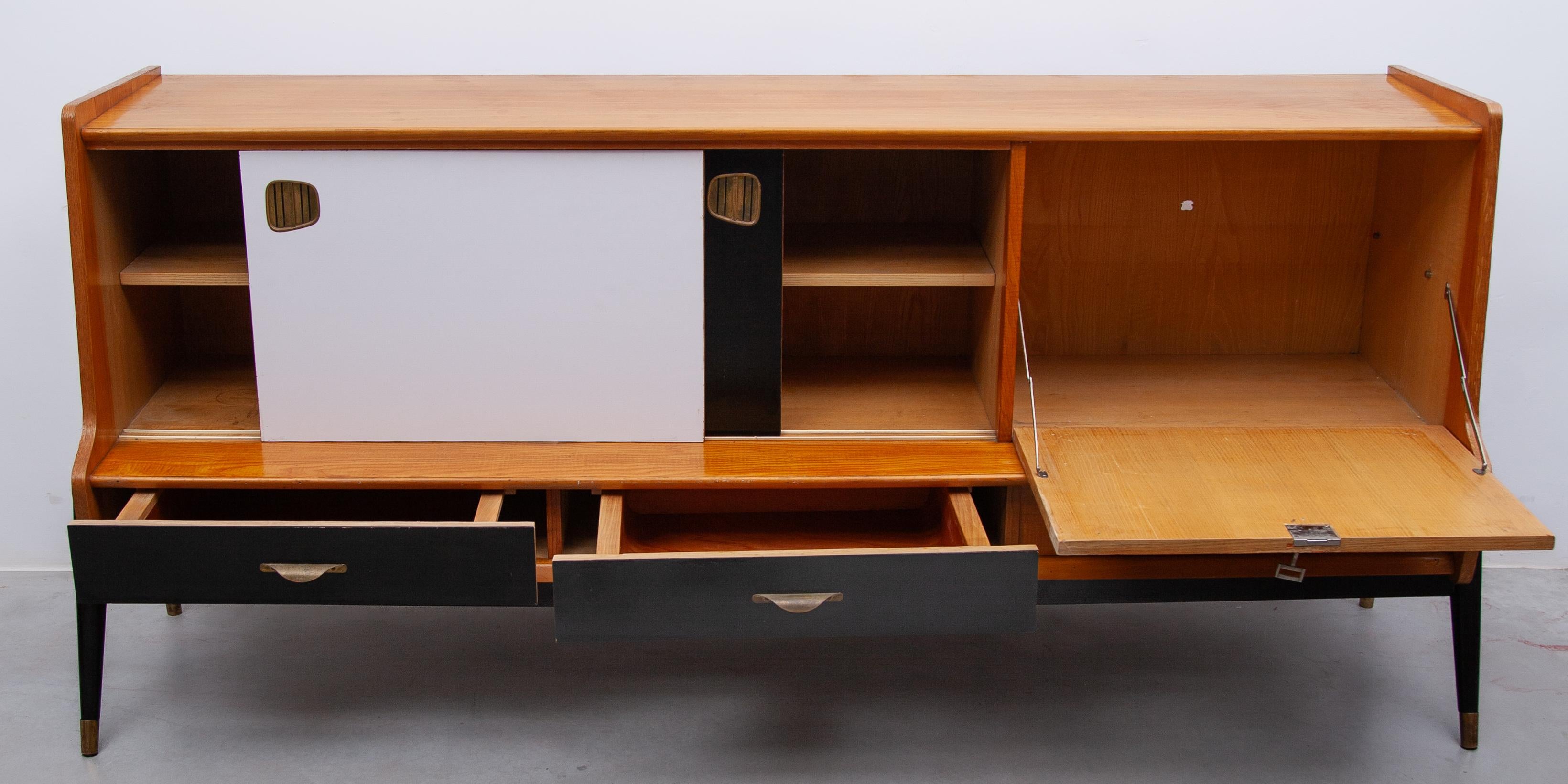 Credenza Oswald Vermaercke con ante scorrevoli bianche e nere, anni '50 per V Form. In condizioni buone in vendita a Antwerp, BE