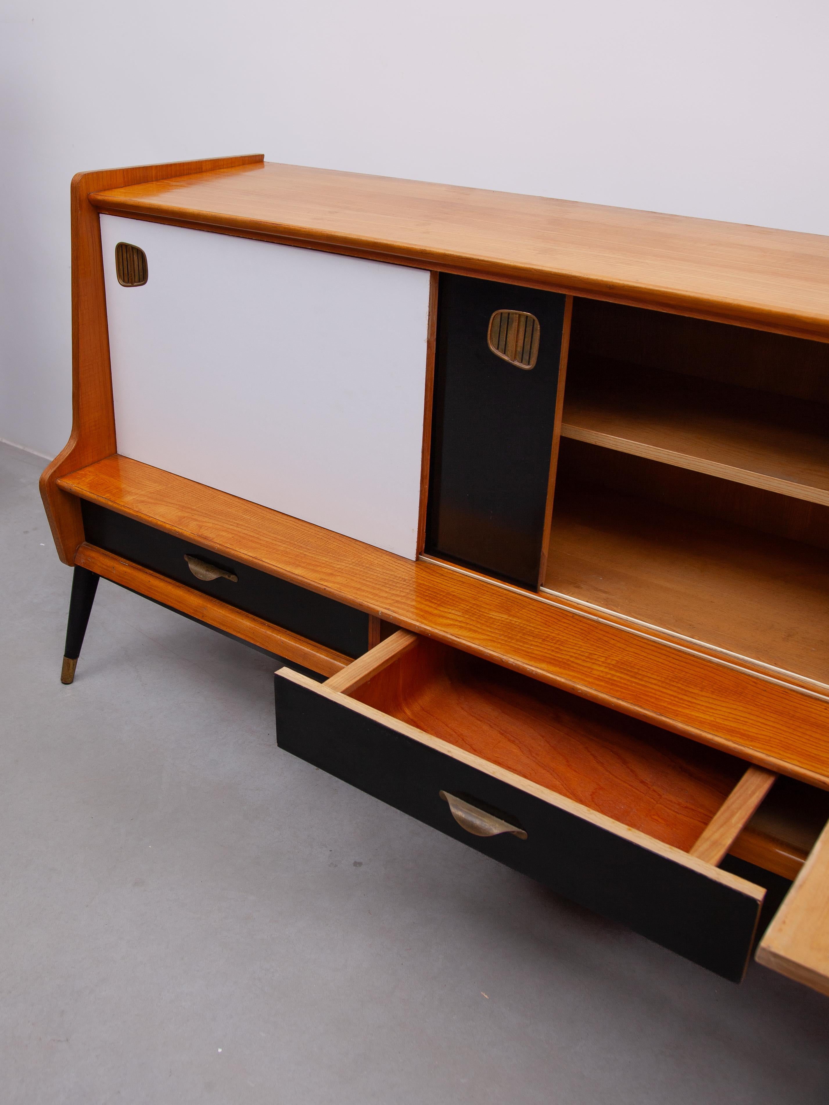 Ottone Credenza Oswald Vermaercke con ante scorrevoli bianche e nere, anni '50 per V Form. in vendita