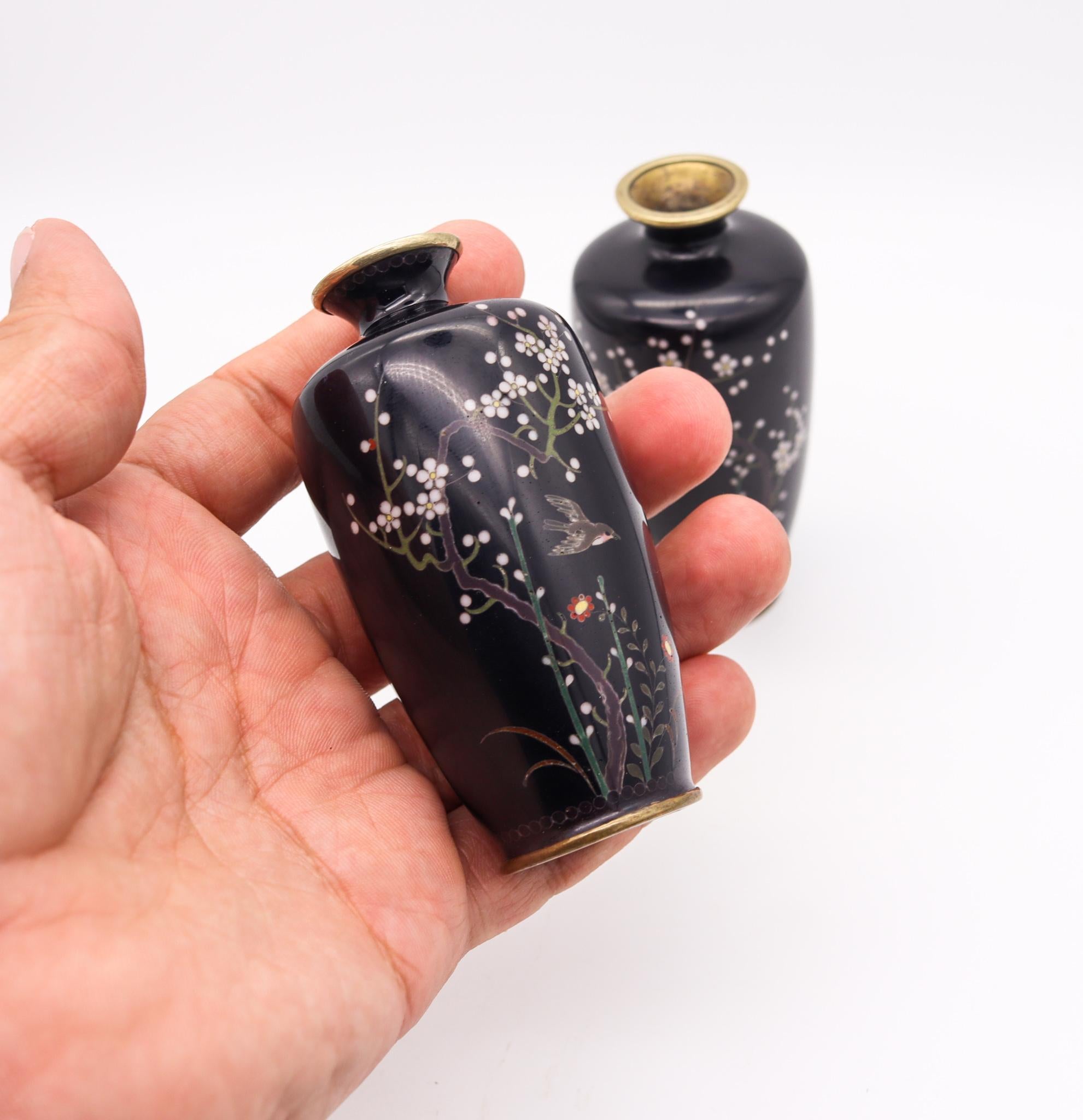 Ota Jinnoei 1890 Período Imperial Meiji Pareja de Jarrones de Cloisonné para Gabinete Japonés en venta