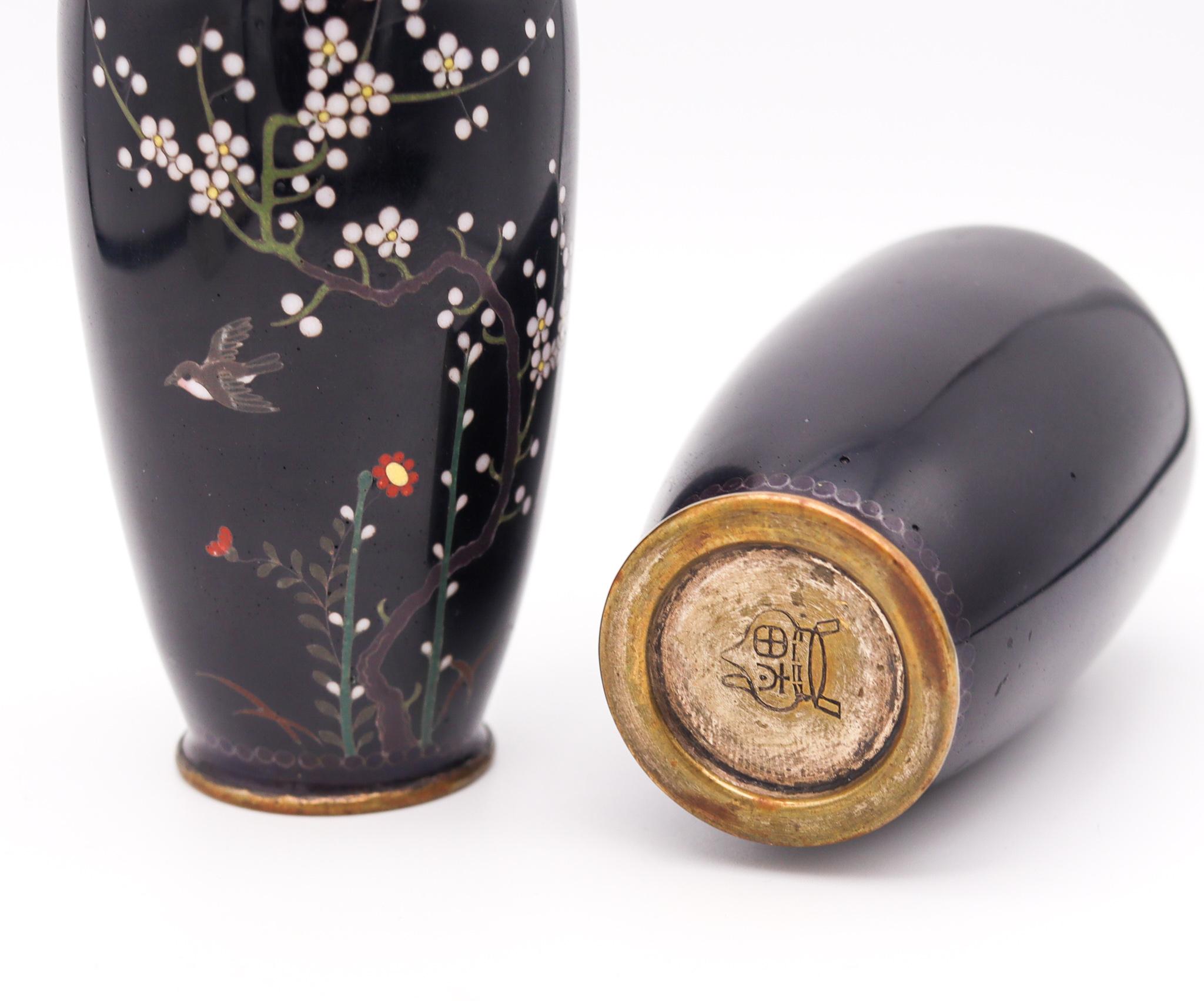 Polished Ota Jinnoei 1890 Imperial Meiji Period Pair of Cloisonne Cabinet Vases For Sale