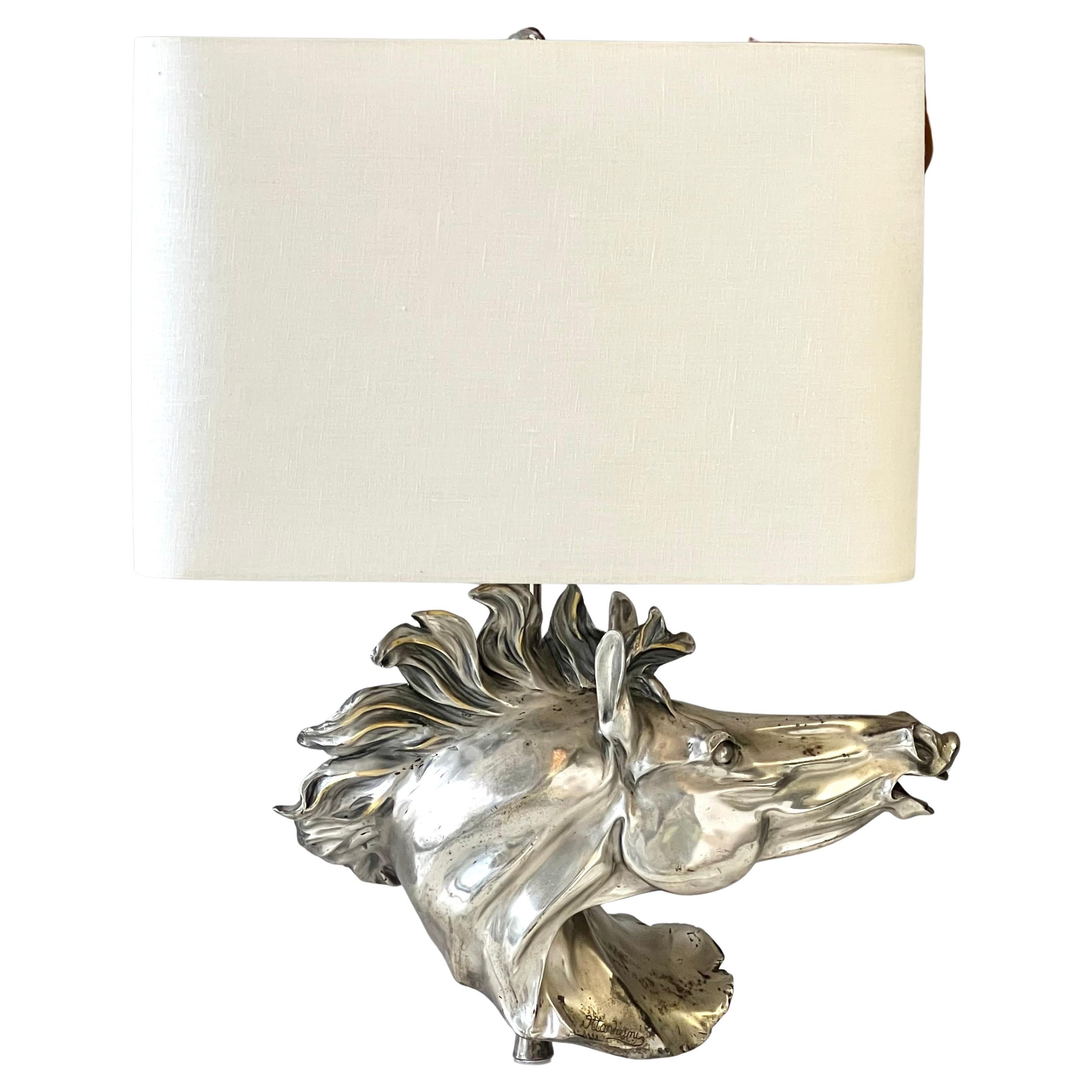 Una lampada da tavolo di Ottaviani, Italia. Una grande testa di cavallo su una base di lucite. Firmato con marchi di garanzia. Ombra più recente. 

Ottaviani è una squisita e rinomata azienda di gioielli e argenti che opera dal 1945. Si trova nella