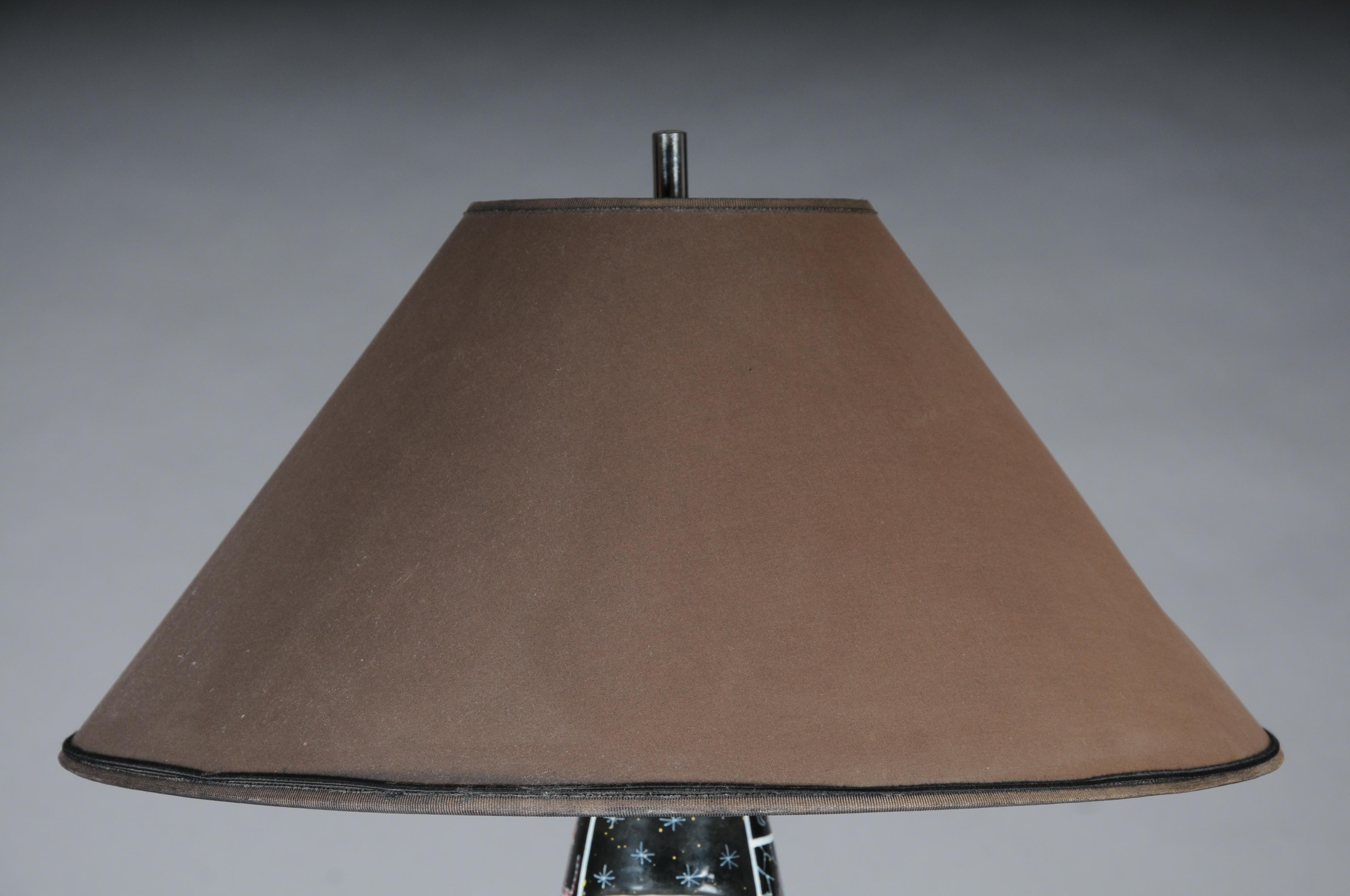 Otelo Rosa San Polo Venedig Italien
ca. 1953
Italienische Töpferei/Keramik  Tischlampe 
Schwarz mit eingeritzten Zeichnungen von Katzen und Musikern, die Mandolinen und Zimbeln spielen

insgesamt in ausgezeichnetem Betriebszustand
