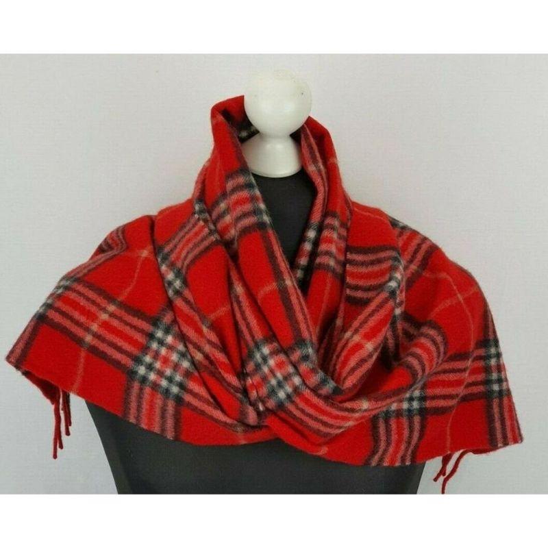 Other Red Plaid Classic 871888 Scarf/Wrap In Good Condition For Sale In Dix hills, NY