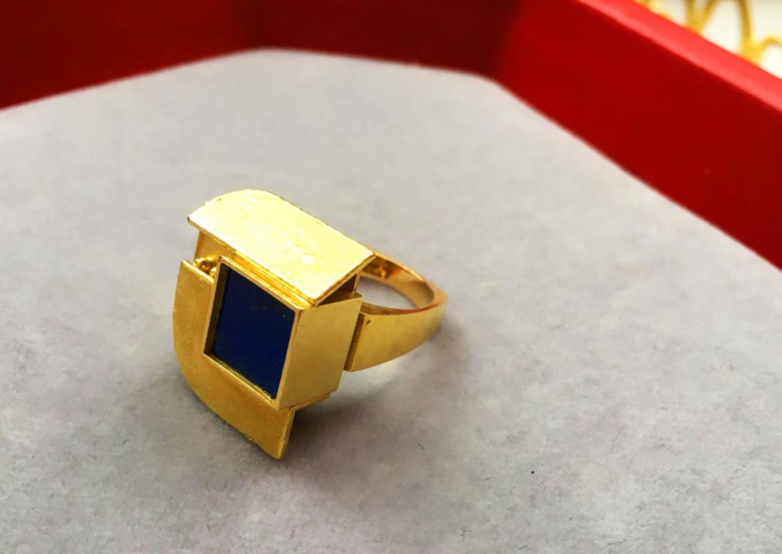 Taille carrée Othmar Zschaler Bague moderniste en or et lapis-lazuli en vente