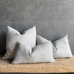 Otis Belgian Snow Leinenkissen 22 x 22 mit Dauneneinlage