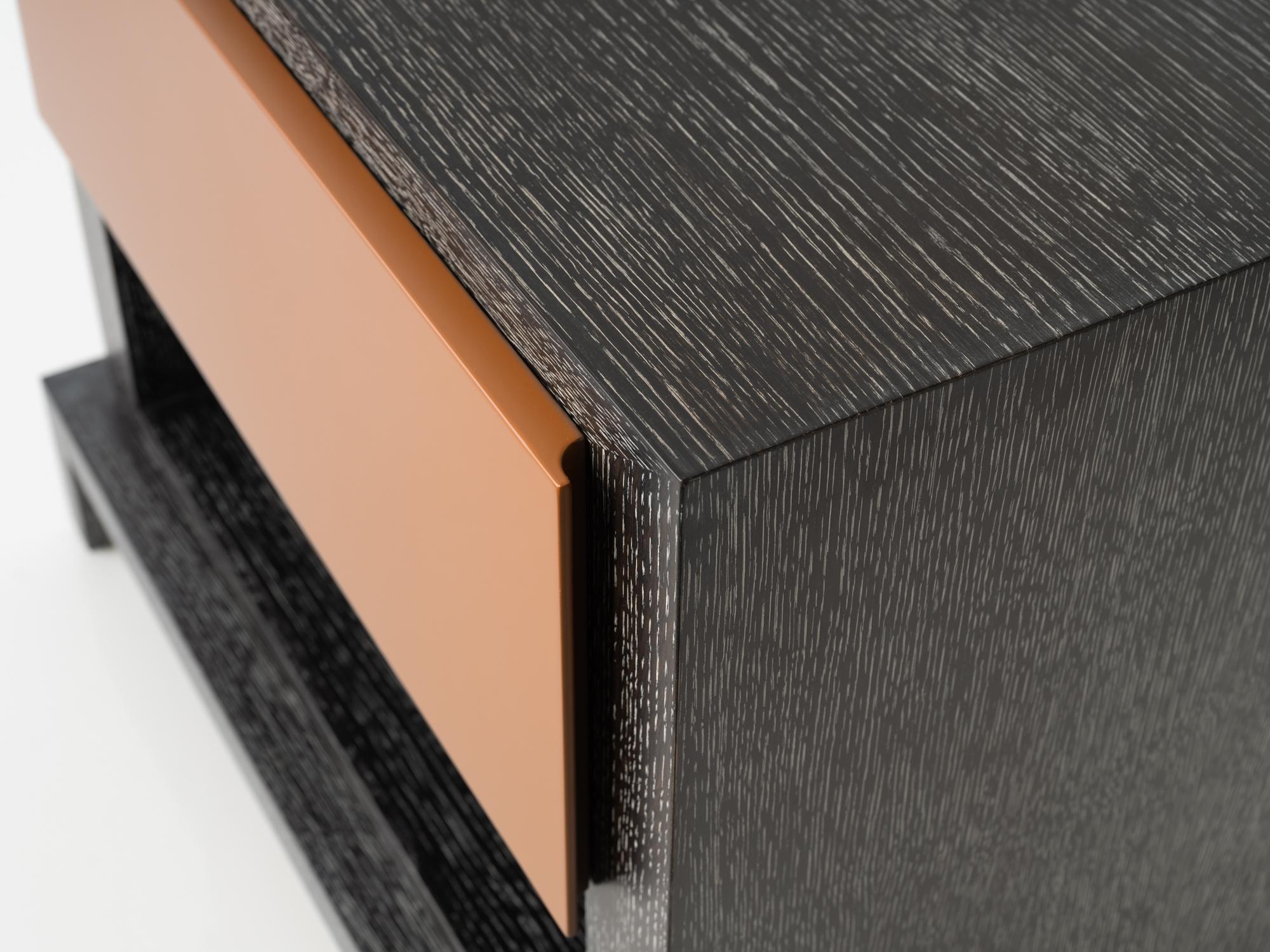 Laqué Meuble de chevet Otley, 1 tiroir, contemporain, chêne cérusé par Matthew Fairbank en vente