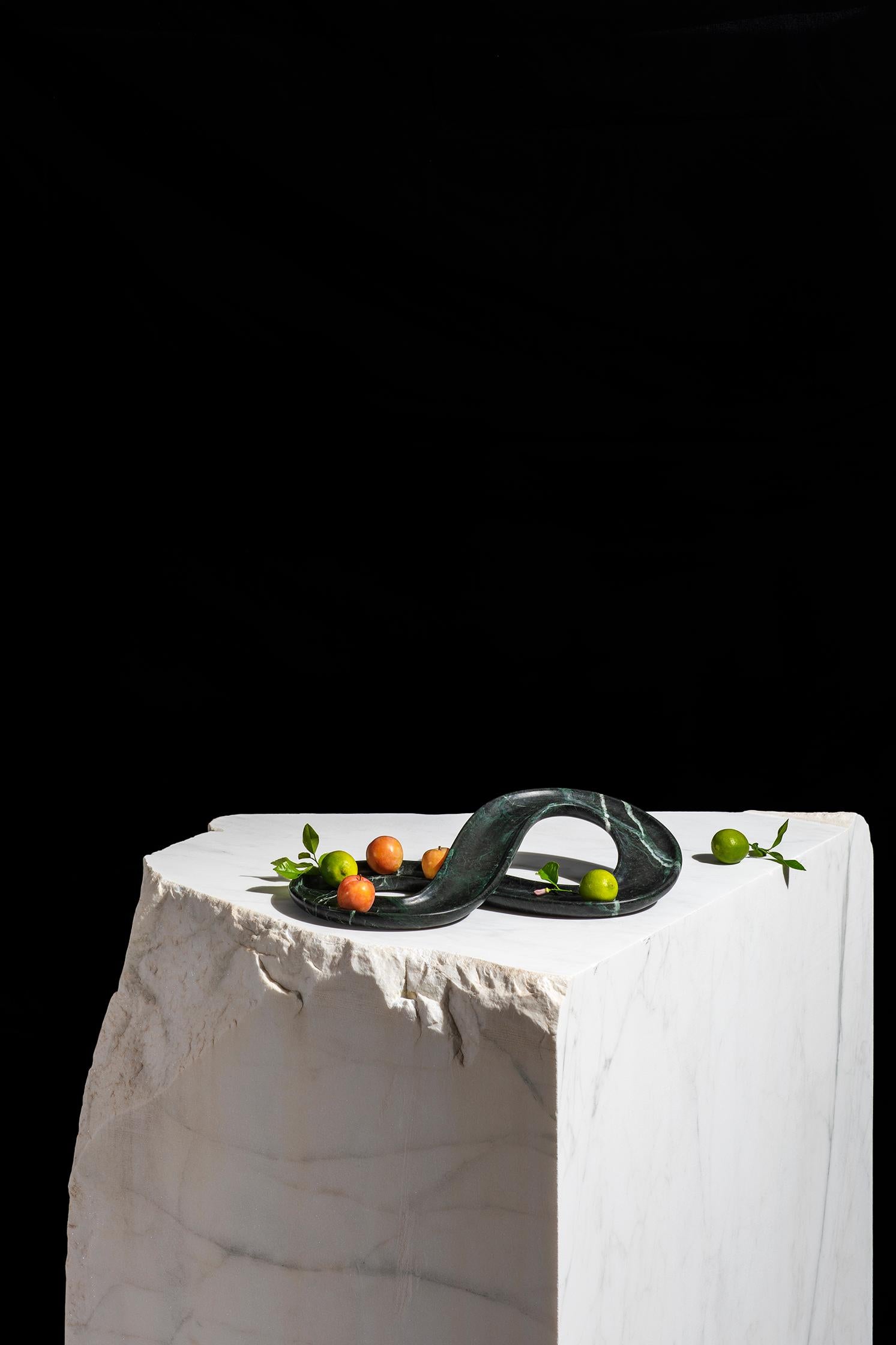 OTO is a fruit bowl with an unusual and original shape that aims to give a strong expressive value
to a material such as stone. This normally evokes a sense of staticity and immutability, which
instead becomes movement and plasticity through a