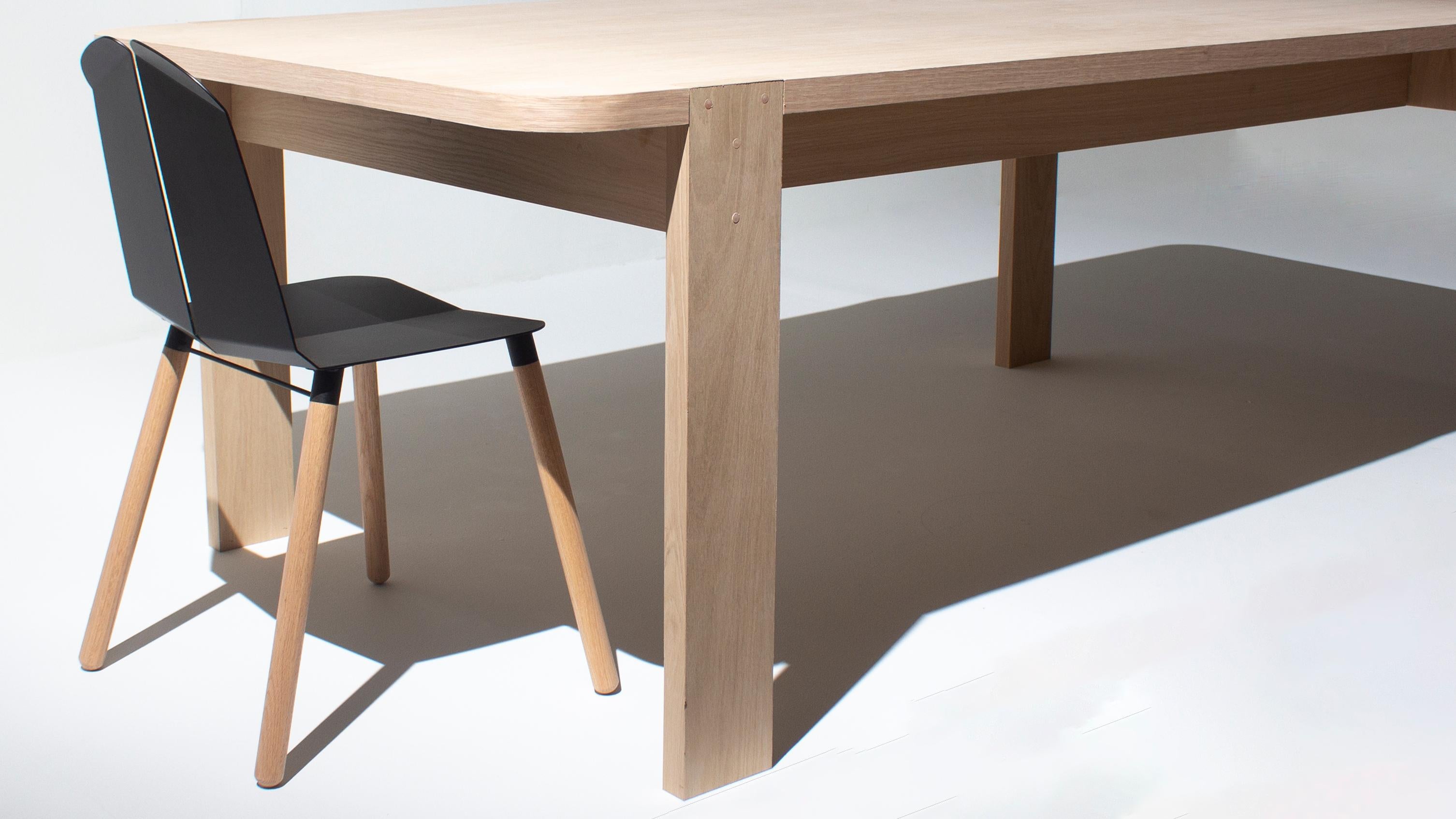 Transformez votre espace repas en un sanctuaire de paix et d'équilibre avec notre table à manger moderne en chêne blanc, inspirée du design japonais. Le grain de bois naturel et les lignes épurées s'harmonisent avec votre environnement, favorisant