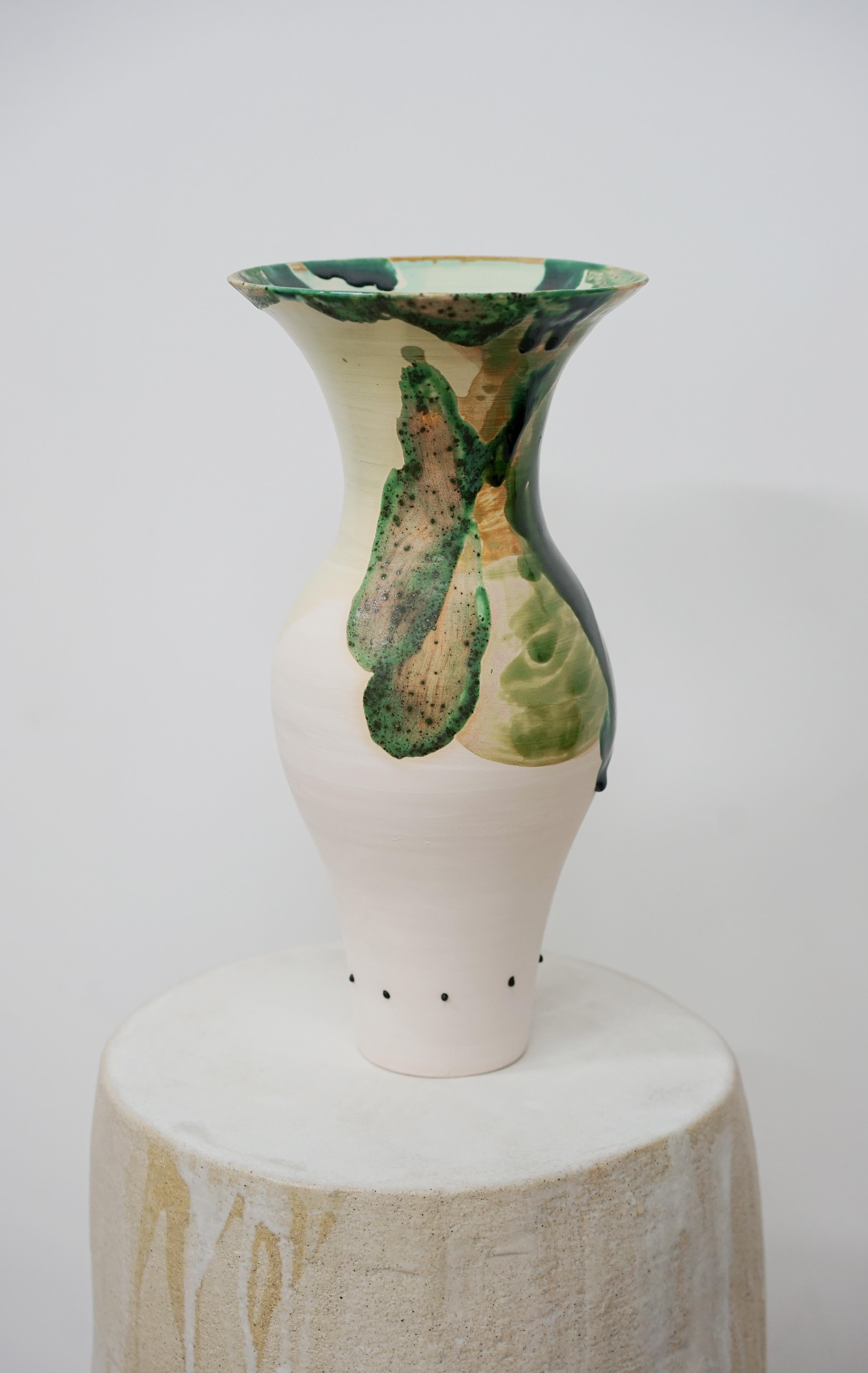 Vaso OTOMA_02 di Emmanuelle Roule
Pezzo unico.
Dimensioni: Ø 16 x H. 31 cm.
Materiali: Gres.

Vaso in gres bianco con smalto. Non sono impermeabili e sono stati realizzati per le basse temperature. Contattateci.

Studio creativo fondato nel 2007 a