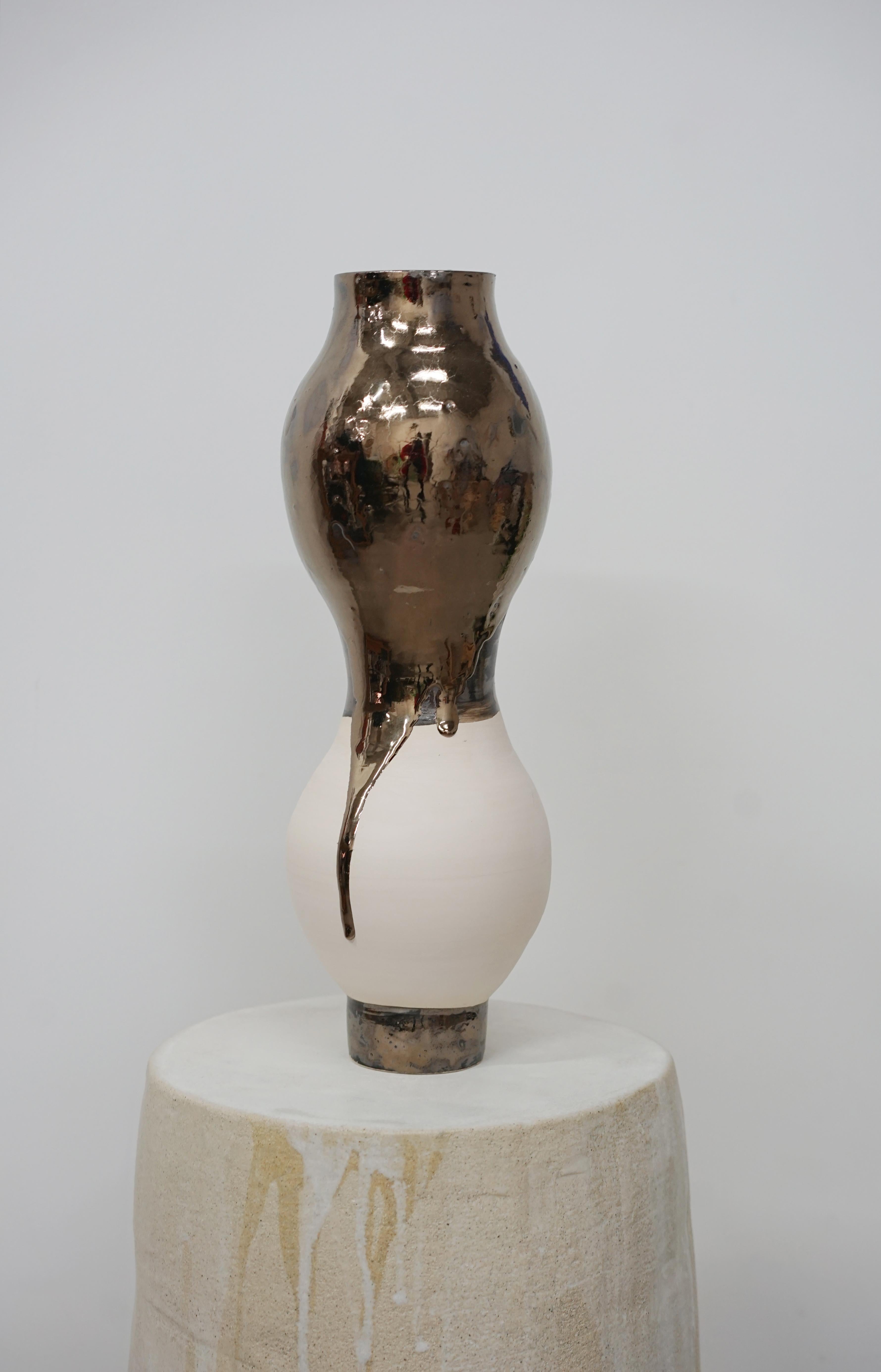 OTOMA_05 Vase von Emmanuelle Roule
Einzigartiges Stück.
Abmessungen: Ø 8 x H 38 cm.
MATERIALIEN: Steingut.

Vase aus weißem Steingut, teilweise glasiert. Nicht wasserdicht und für niedrige Temperaturen geeignet. Bitte kontaktieren Sie uns.

2007