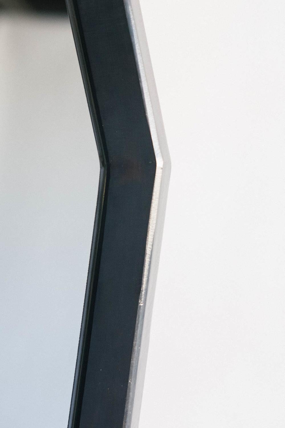 Der Otomo-Bodenspiegel ist ein modernes Design, das Schlichtheit und Bewegung in ein normalerweise großes und statisches Schlafzimmer bringt. Minimalistisch im Design, aber als geometrische, fast futuristische Positionierung einer Kontrapostfigur