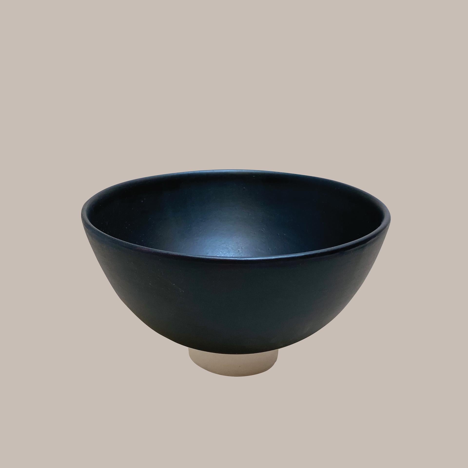 Ott another paradigmatic handmade ceramic bowl by Studio Yoon Seok-hyeon
2019
Dimensions: W 20 x H 9 cm
Materials: Ott(Natural resin from Ott tree), porcelain
700g

It is available to customize various colors in Ott's natural color