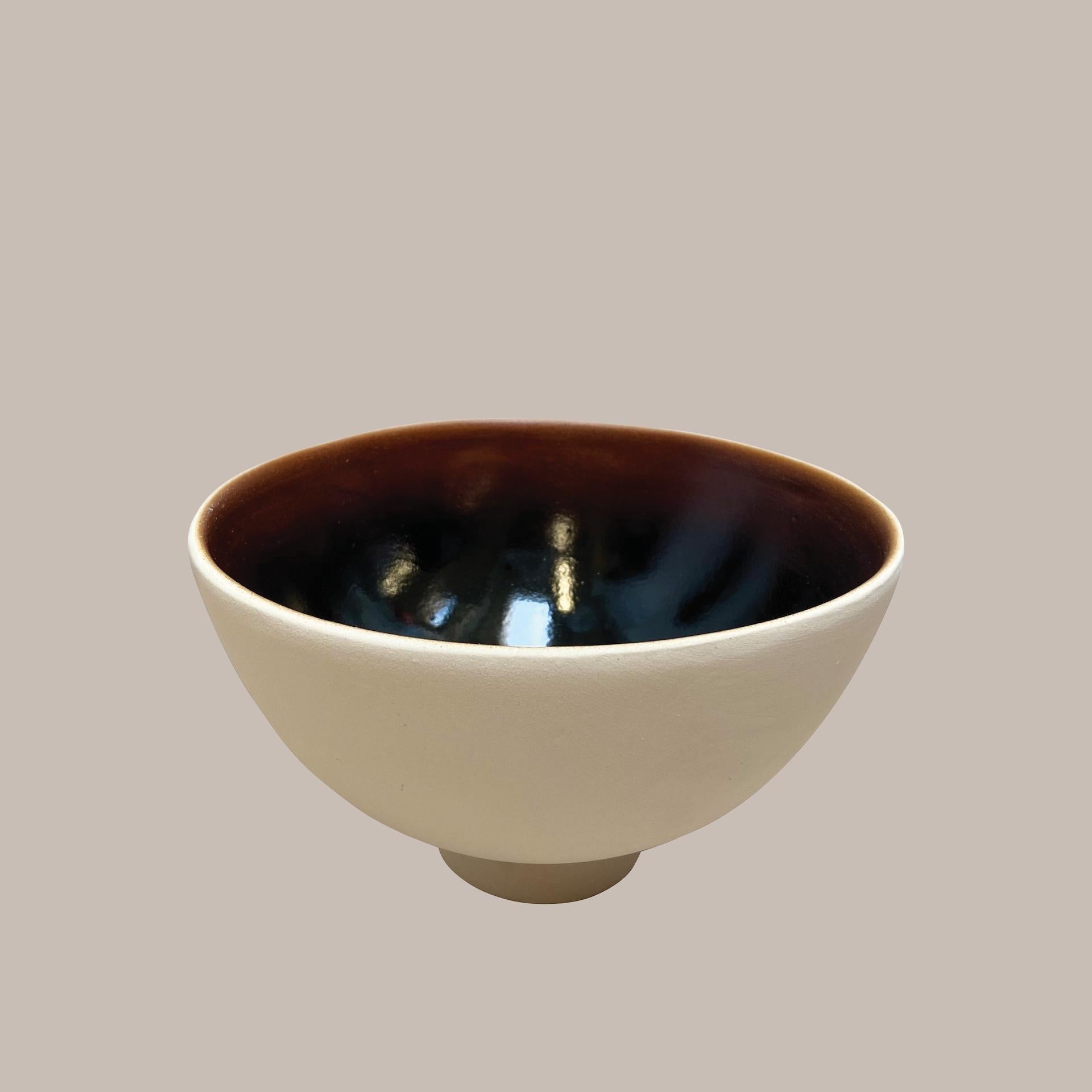 Ott another paradigmatic handmade ceramic bowl by Studio Yoon Seok-hyeon,
2019
Dimensions: W 20 x H 9 cm
Materials: Ott (Natural resin from Ott tree), porcelain
700g

It is available to customize various colors in Ott's natural color
