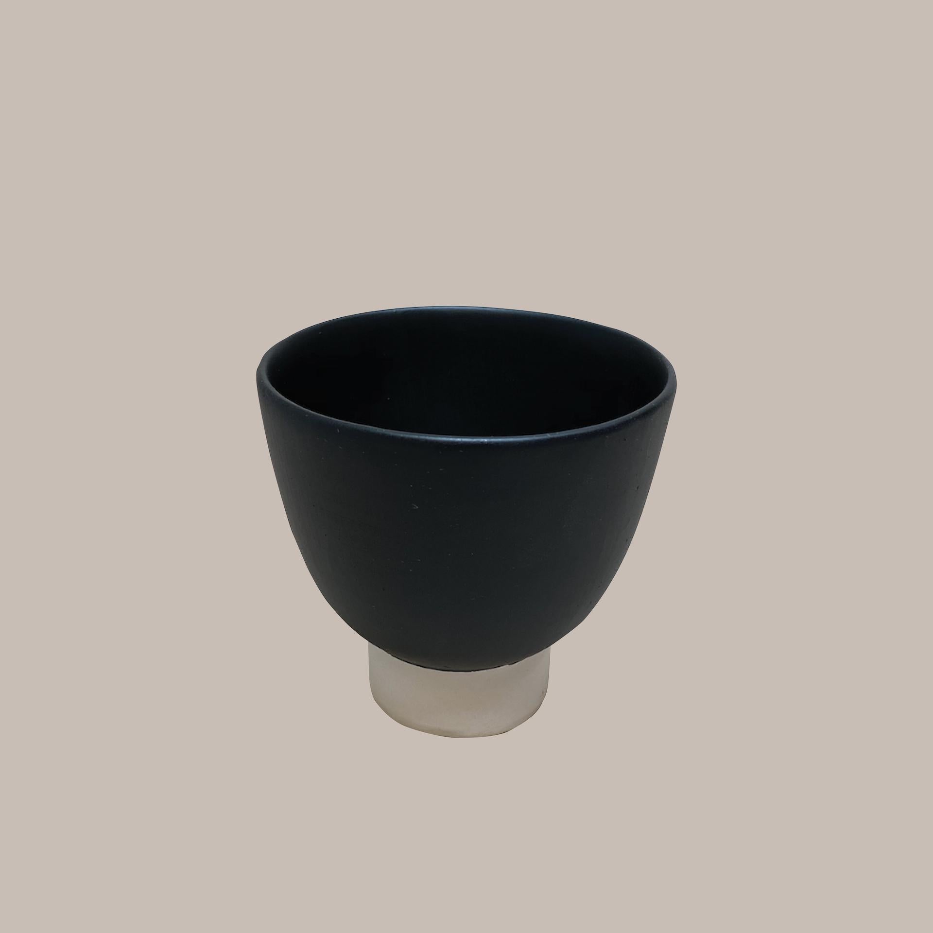 Ott another paradigmatic handmade ceramic cup by Studio Yoon Seok-hyeon
Dimensions: W 10 x H 9 cm
Materials: Ott(Natural resin from Ott tree), porcelain
250g

It is available to customize various colors in Ott's natural color range(Brownish,
