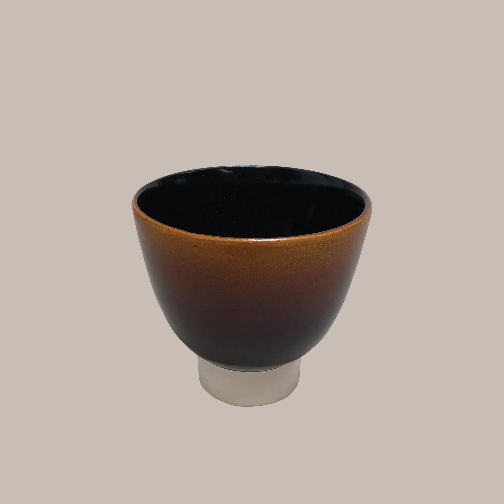 Ott another paradigmatic handmade ceramic cup by Studio Yoon Seok-hyeon
Dimensions: W 10 x H 9 cm
Materials: Ott(Natural resin from Ott tree), porcelain
250g

It is available to customize various colors in Ott's natural color range(Brownish,