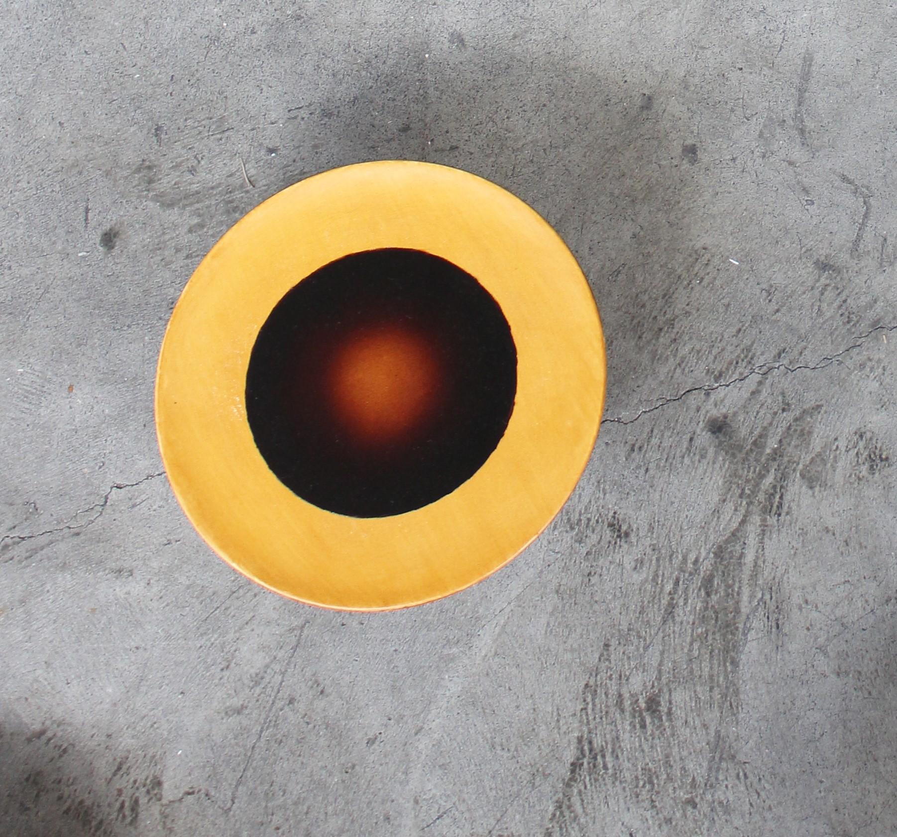 Ott another paradigmatic handmade ceramic High-plate by Studio Yoon Seok-hyeon
2019
Dimensions : L 18 x H 10 cm
MATERIAL : Ott (résine naturelle de l'arbre Ott), porcelaine
650g

Il est possible de personnaliser différentes couleurs dans la gamme de