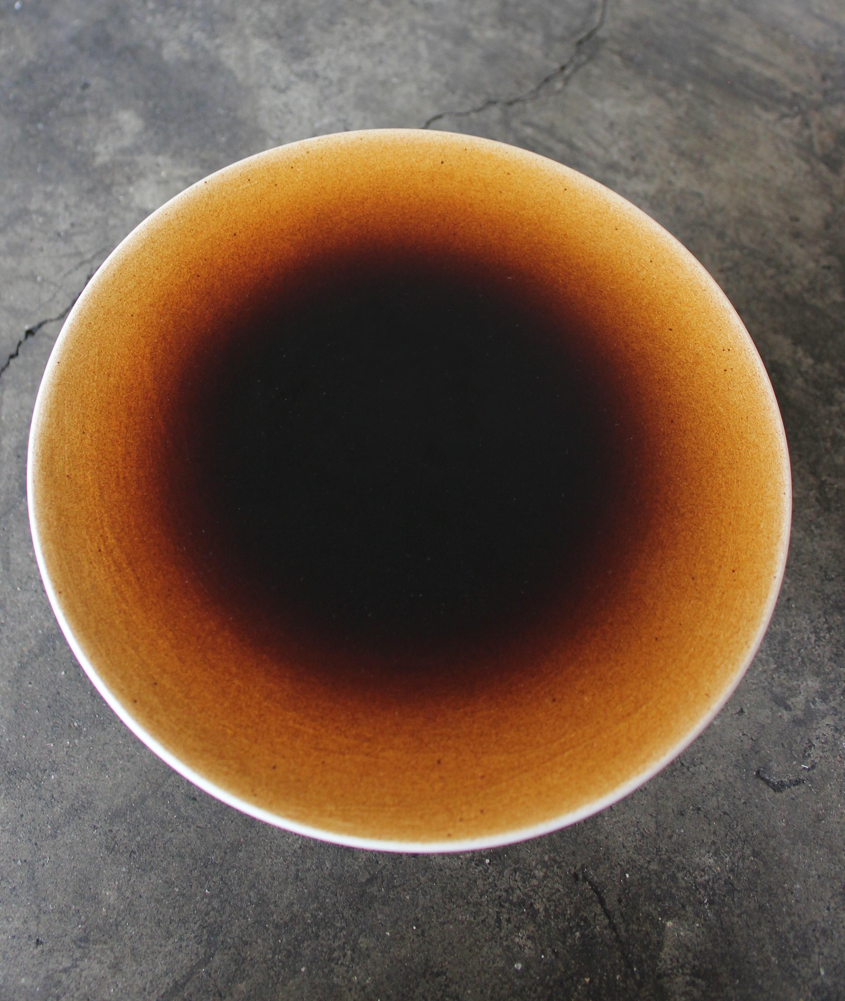 Ott another paradigmatic handmade ceramic high-plate by Studio Yoon Seok-hyeon,
2019
Dimensions: W 18 x H 10 cm
Materials: Ott(Natural resin from Ott tree), porcelain
650g

It is available to customize various colors in Ott's natural color
