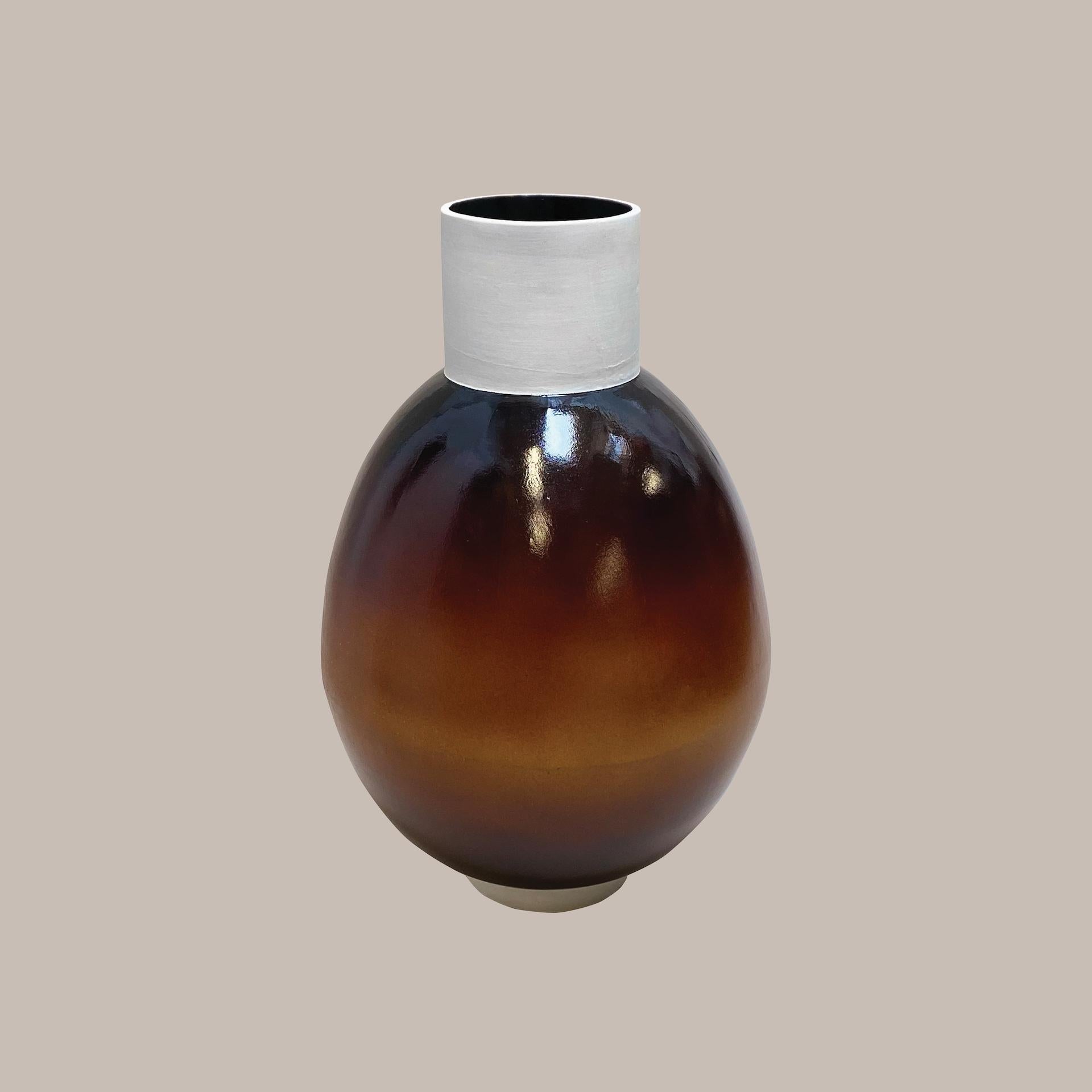 Ott another paradigmatic handmade ceramic vase by Studio Yoon Seok-hyeon
Dimensions: W 30 x H 30
Materials: Ott(Natural resin from Ott tree), porcelain
2.5kg

It is available to customize various colors in Ott's natural color range(brownish,
