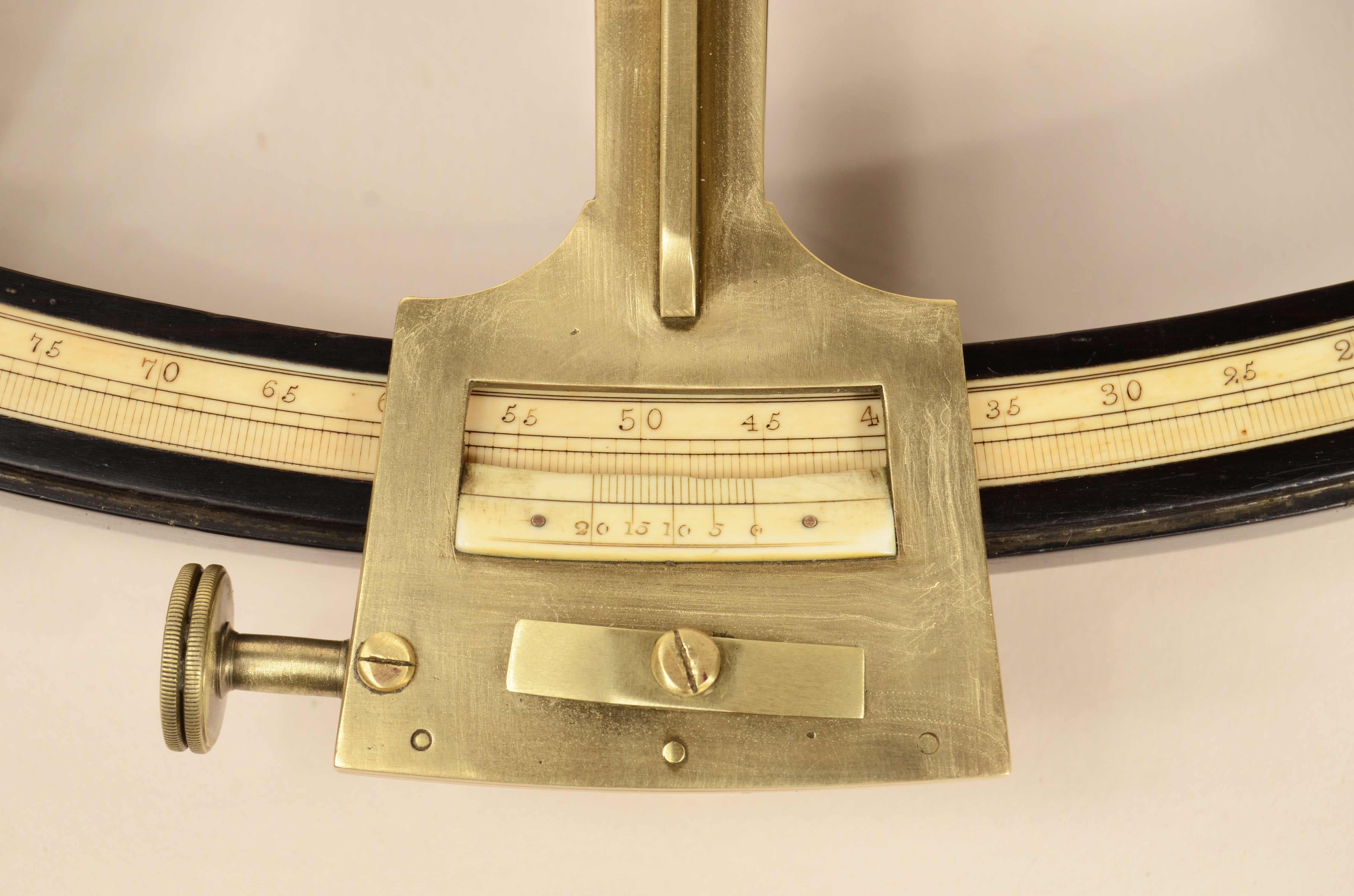 Ebenholz, Oktant aus Messing, signiert Hughes London, um 1830 im Angebot 5