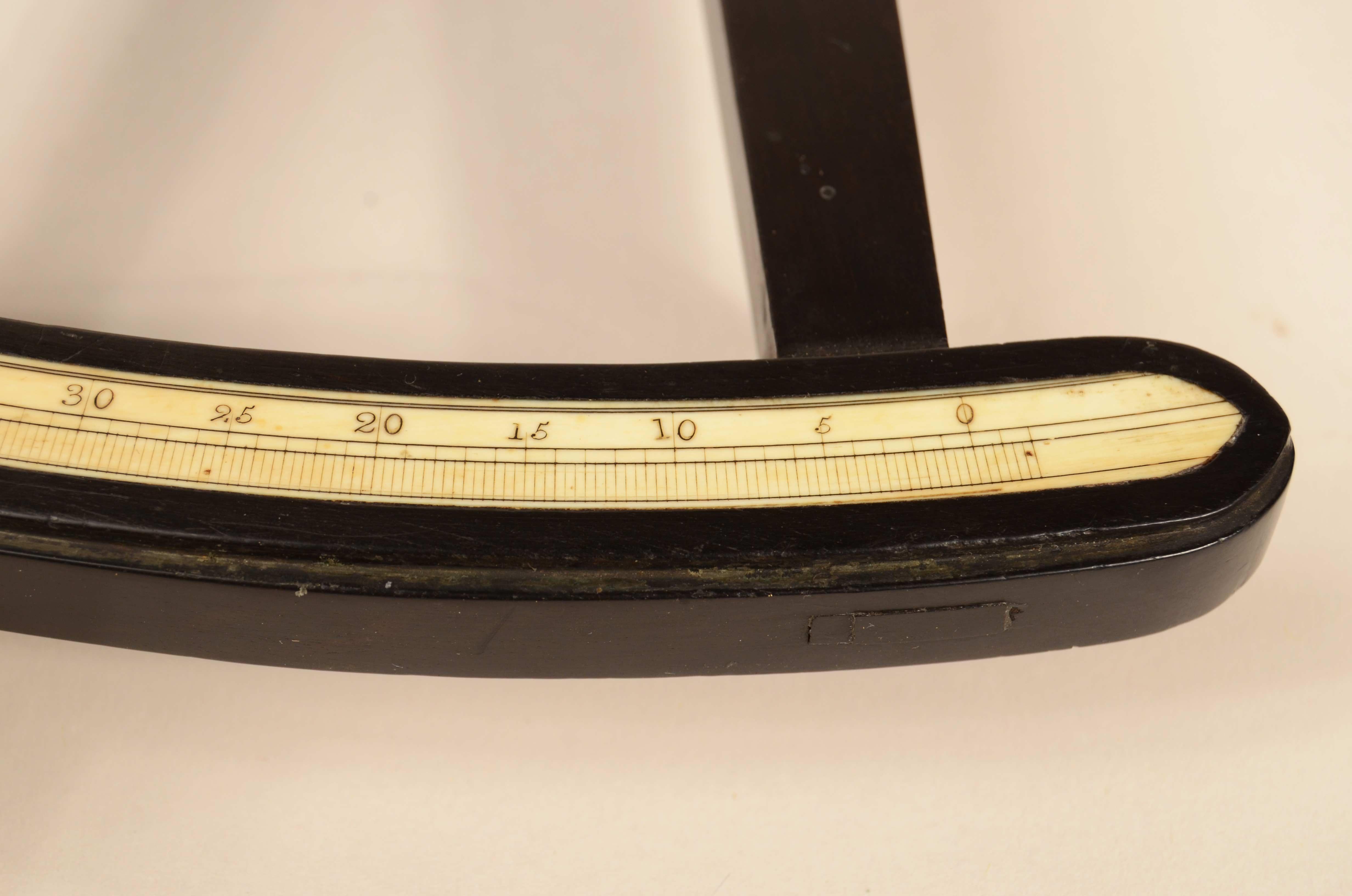 Ebenholz, Oktant aus Messing, signiert Hughes London, um 1830 im Angebot 7
