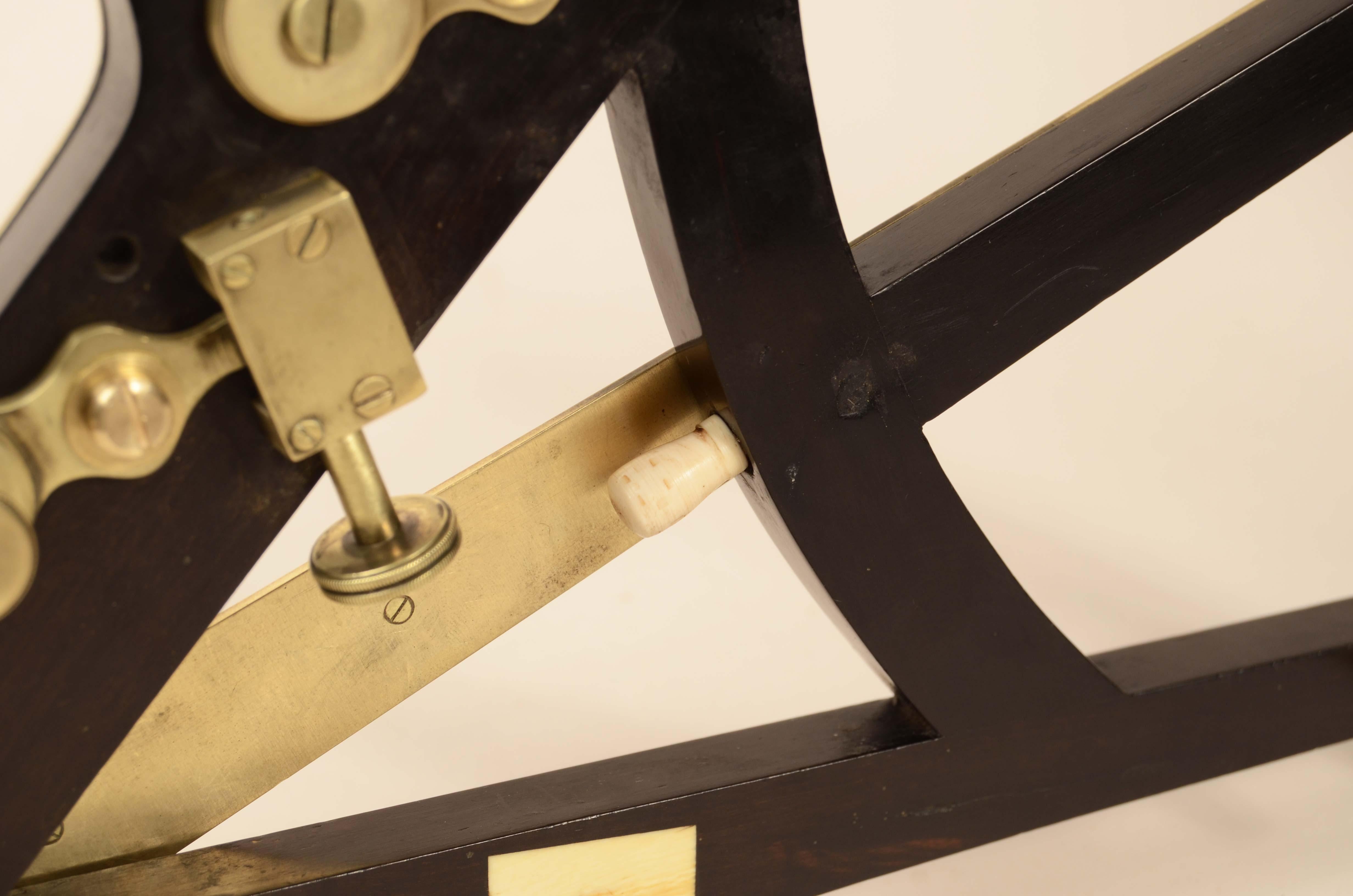 Ebenholz, Oktant aus Messing, signiert Hughes London, um 1830 im Angebot 8