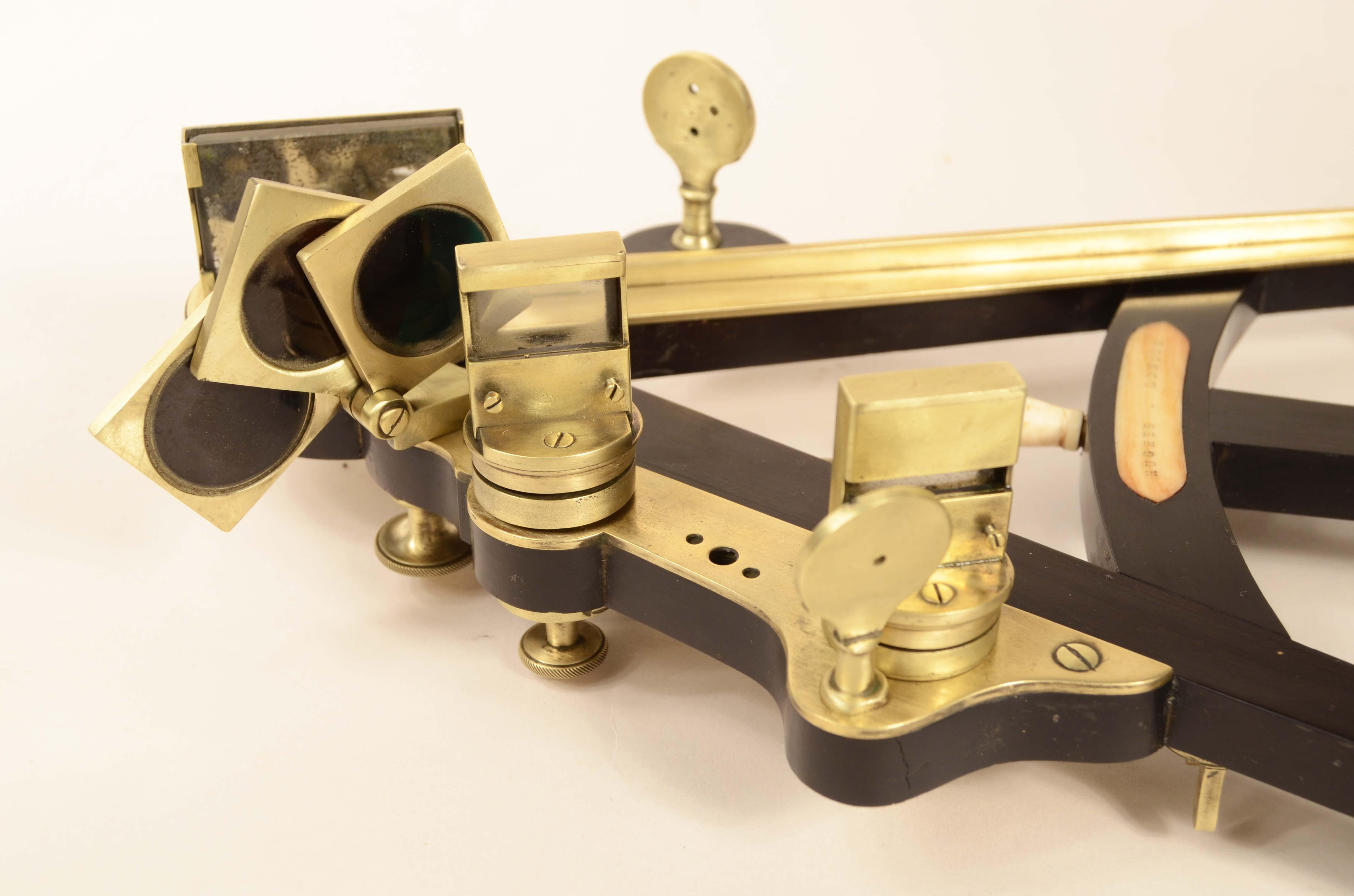 Ebenholz, Oktant aus Messing, signiert Hughes London, um 1830 im Angebot 9