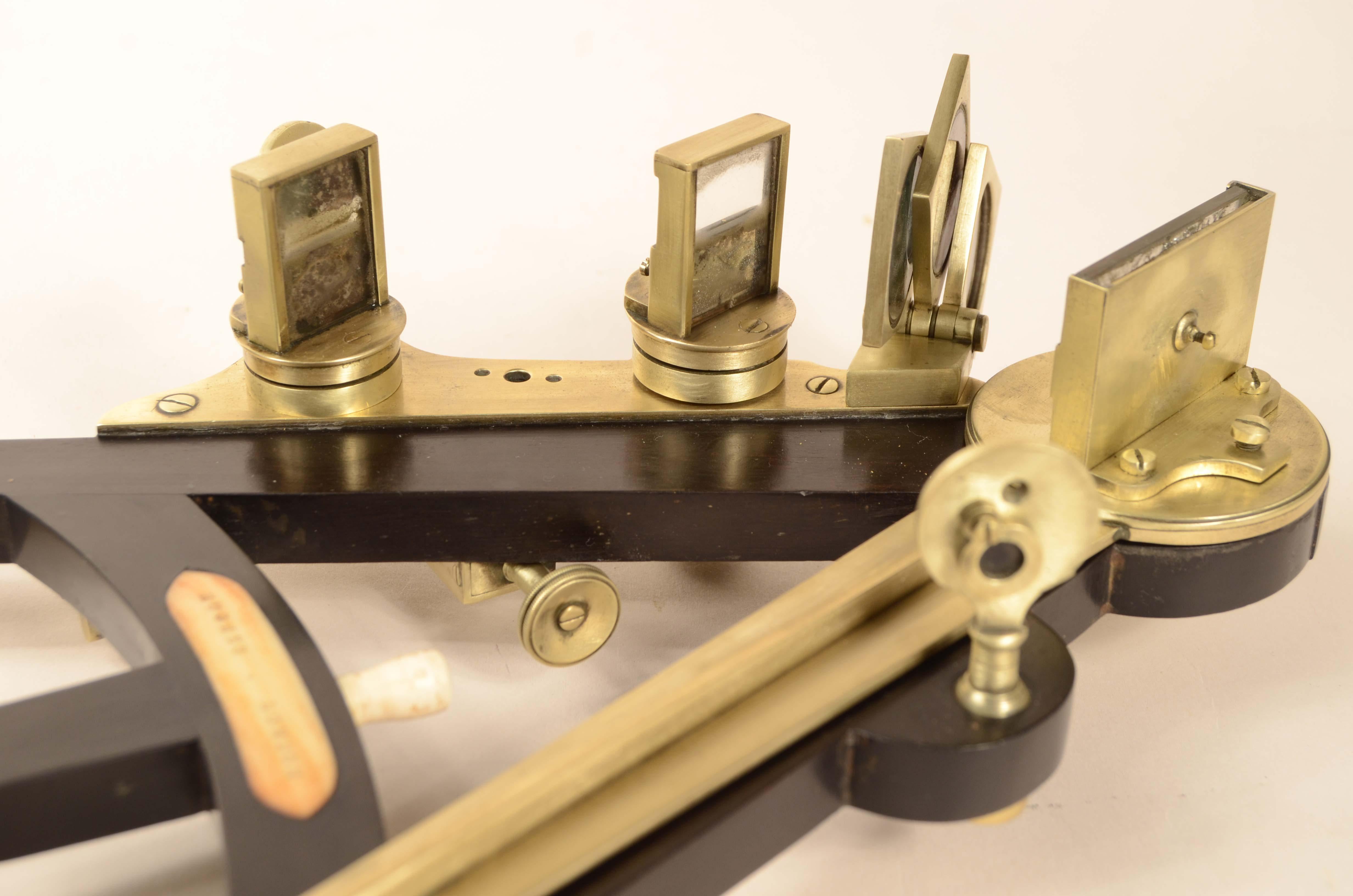 Ebenholz, Oktant aus Messing, signiert Hughes London, um 1830 im Angebot 10
