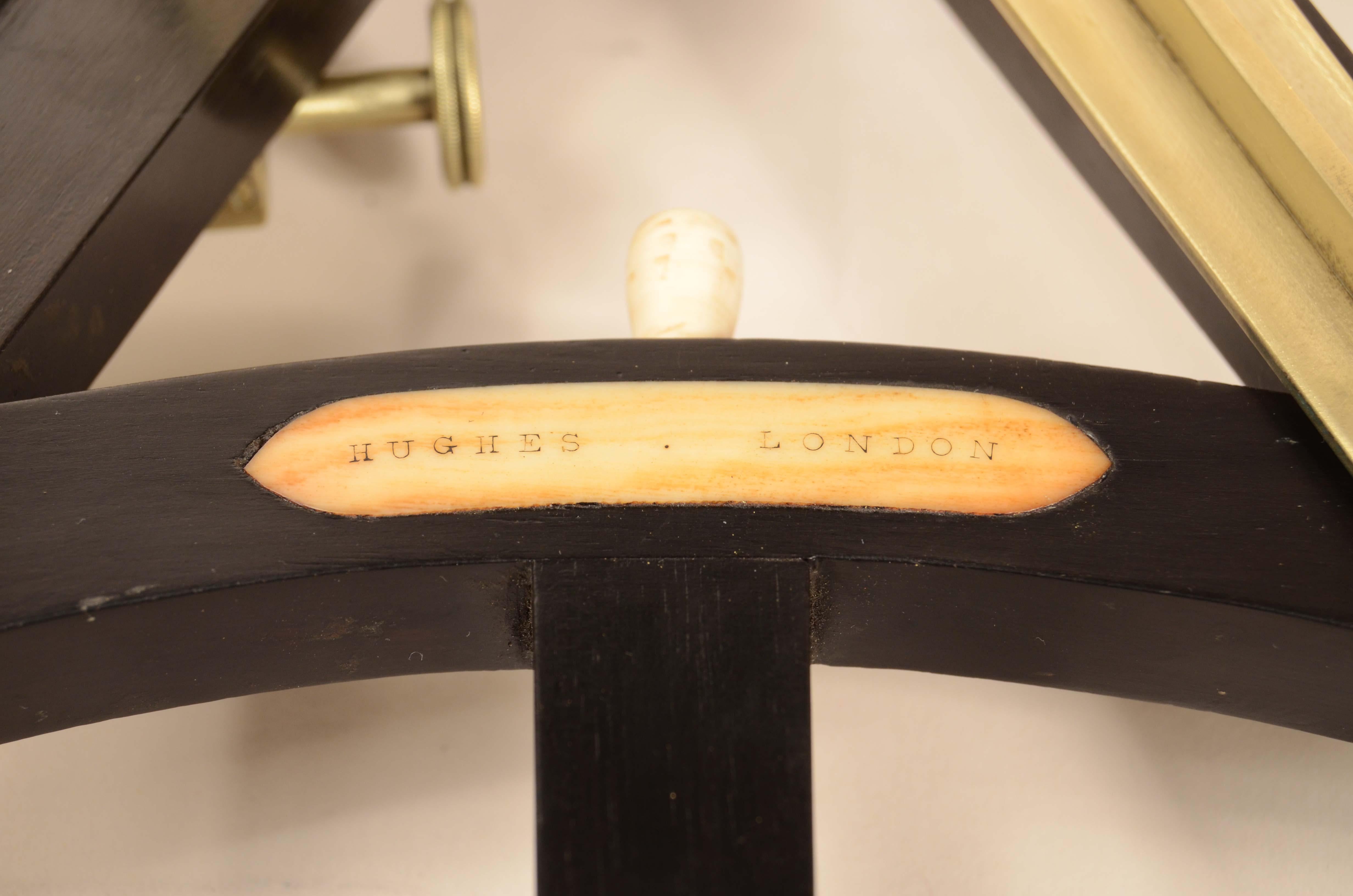 Oktant aus Ebenholz, Messing und Marineelfenbein, Skala von 0° bis 100°, signiert Hughes London, hergestellt um 1830.
Guter Zustand, komplett mit maßgefertigtem Sockel aus Holz und Messing.
Maße 25x30x8 cm - Zoll 9,8x11,8x3,1. 

Der Oktant, der