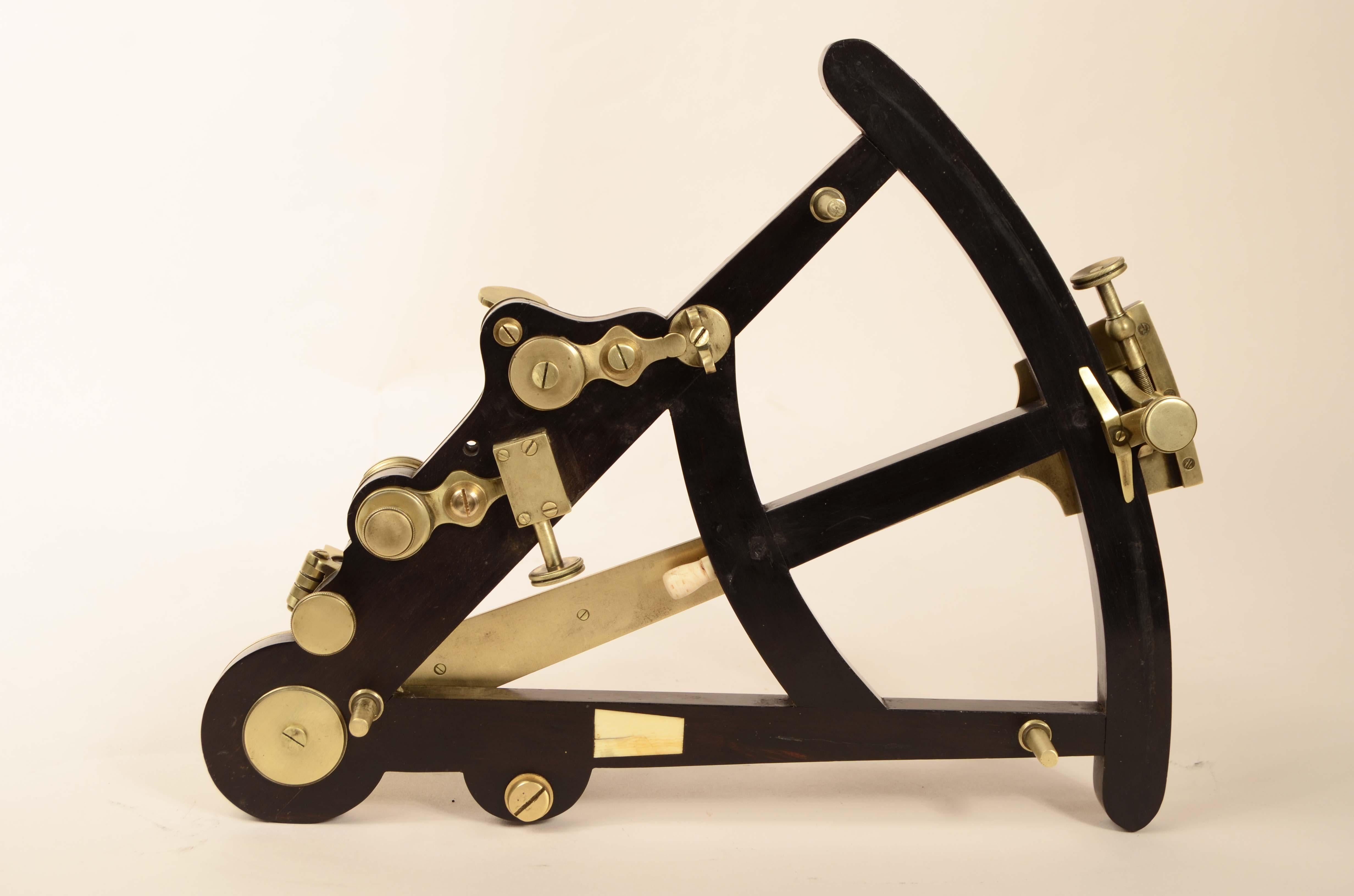 Ebenholz, Oktant aus Messing, signiert Hughes London, um 1830 (Mid-19th Century) im Angebot