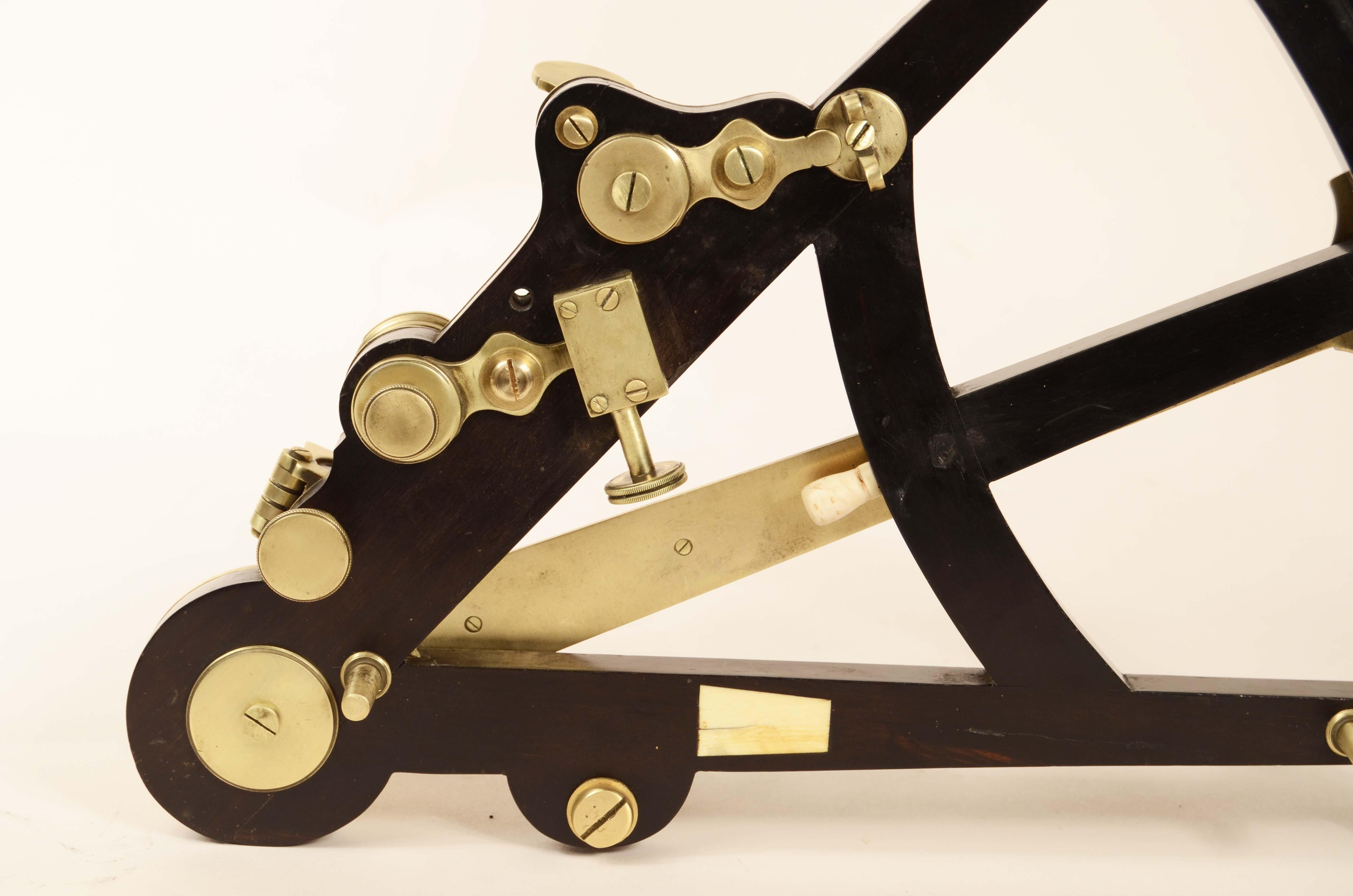 Ebenholz, Oktant aus Messing, signiert Hughes London, um 1830 (Holz) im Angebot