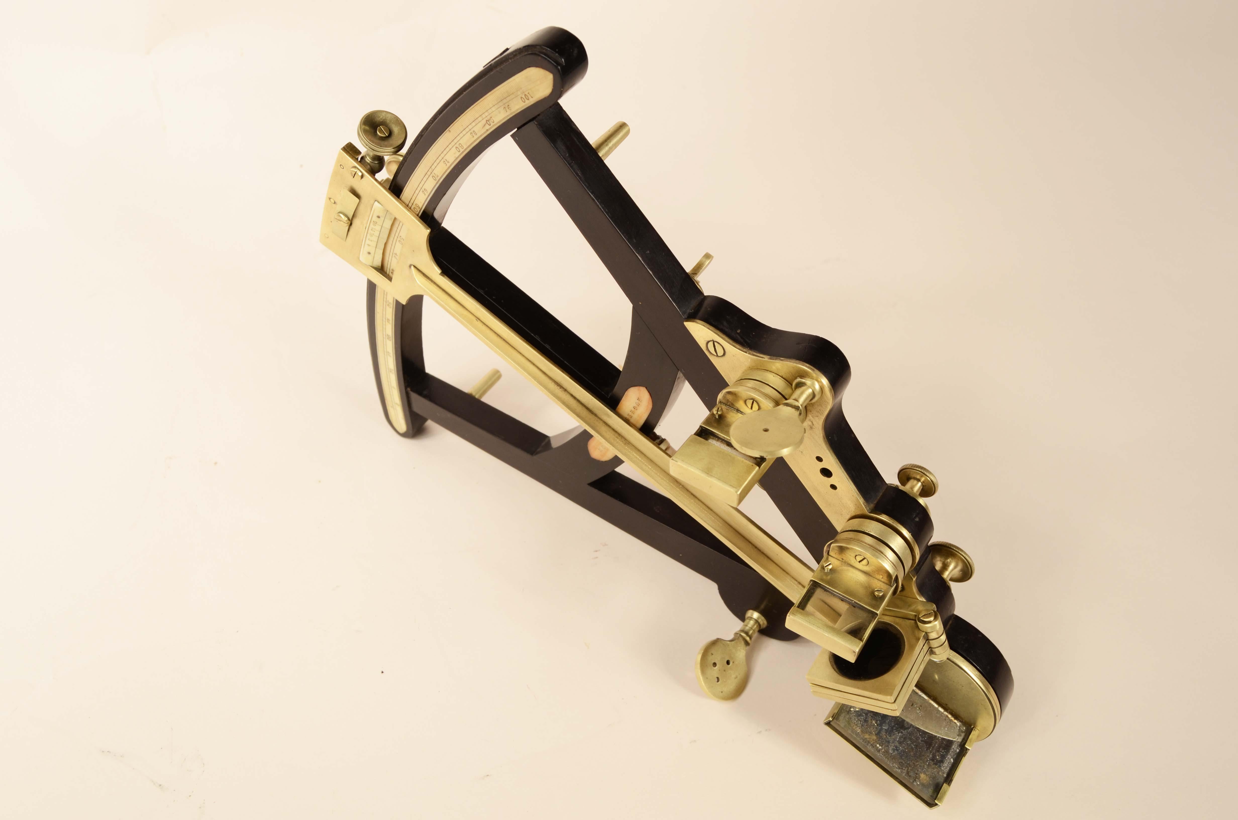 Ebenholz, Oktant aus Messing, signiert Hughes London, um 1830 im Angebot 1