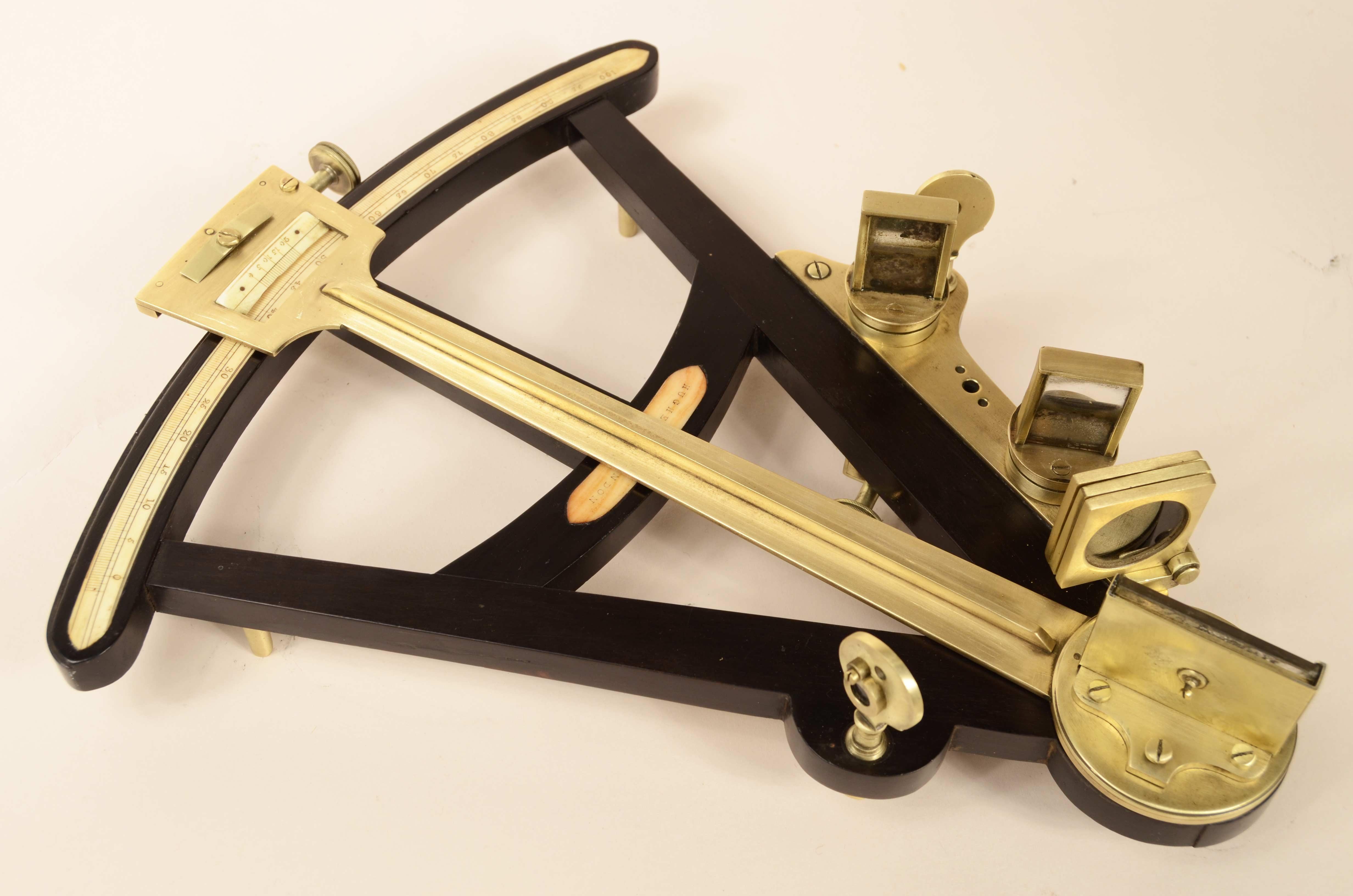 Ebenholz, Oktant aus Messing, signiert Hughes London, um 1830 im Angebot 2