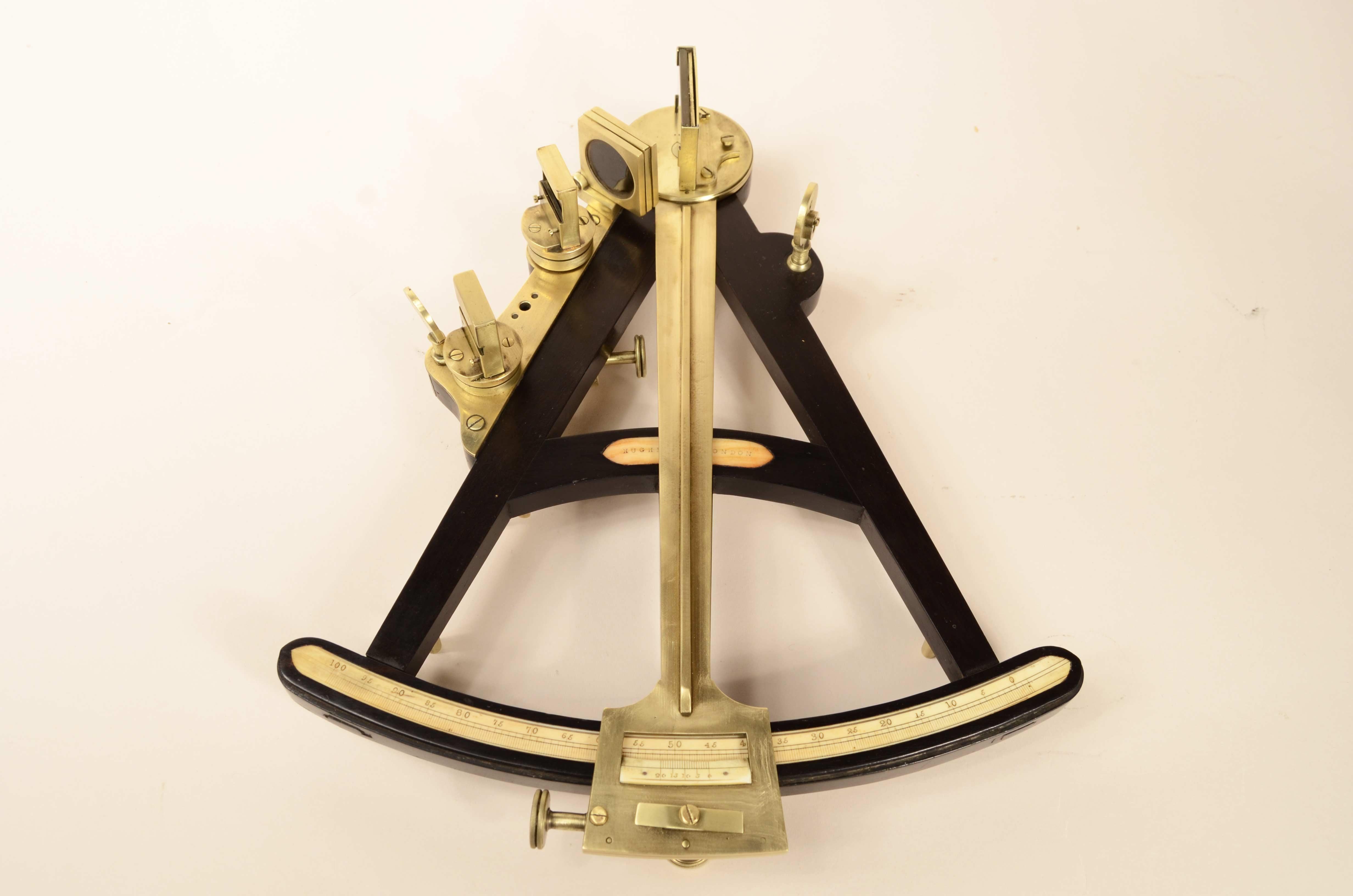 Ebenholz, Oktant aus Messing, signiert Hughes London, um 1830 im Angebot 3