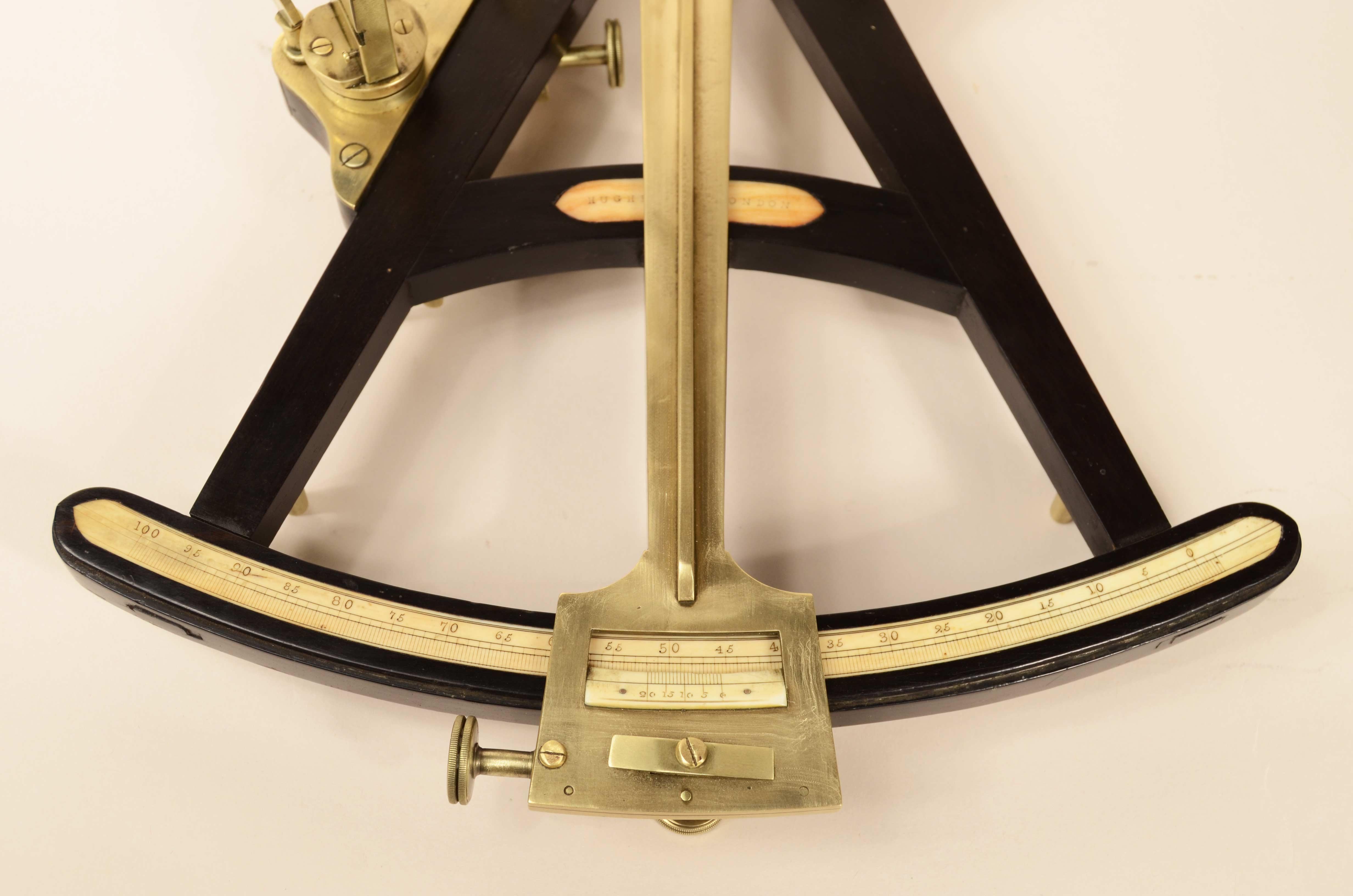 Ebenholz, Oktant aus Messing, signiert Hughes London, um 1830 im Angebot 4