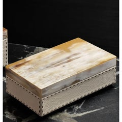 Boîte Ottavia en corne brillante, placage d'ébène et cuir marbré Aida par ARCAHORN