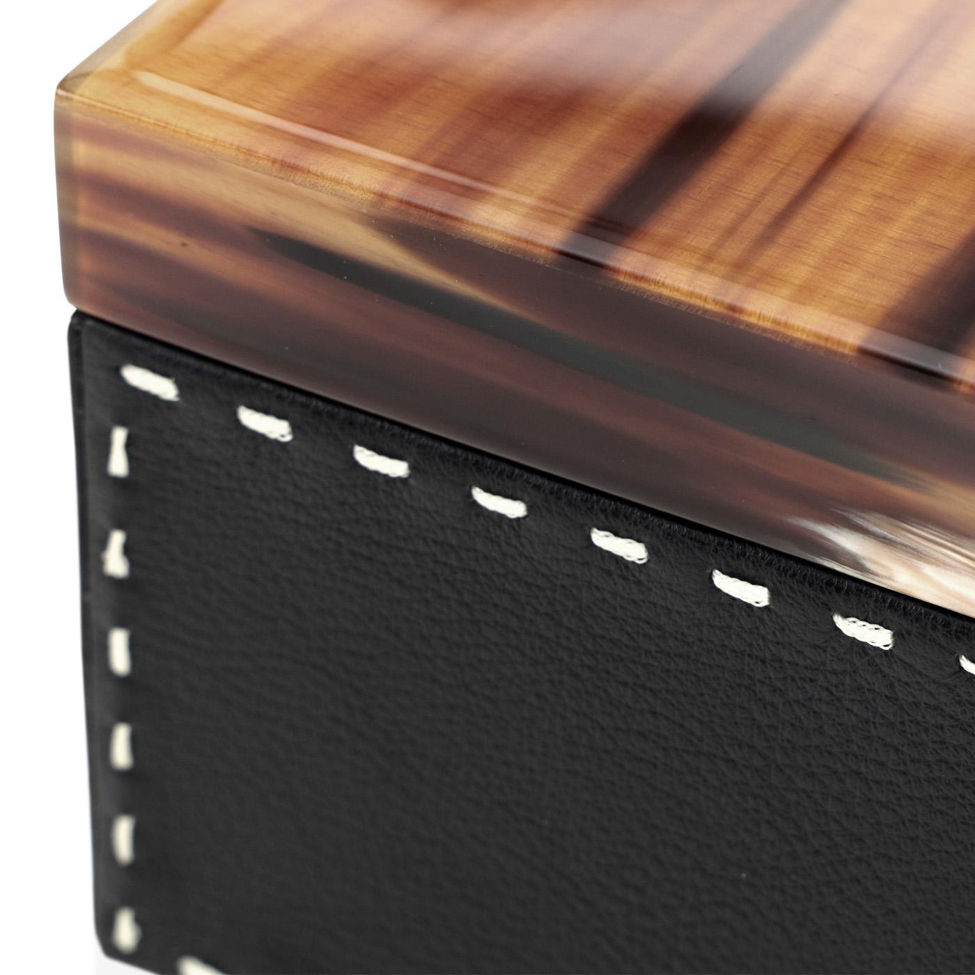 Hand-Crafted Ottavia Box in Pebbled Leather with Lid in Corno Italiano, Mod. 4467 For Sale