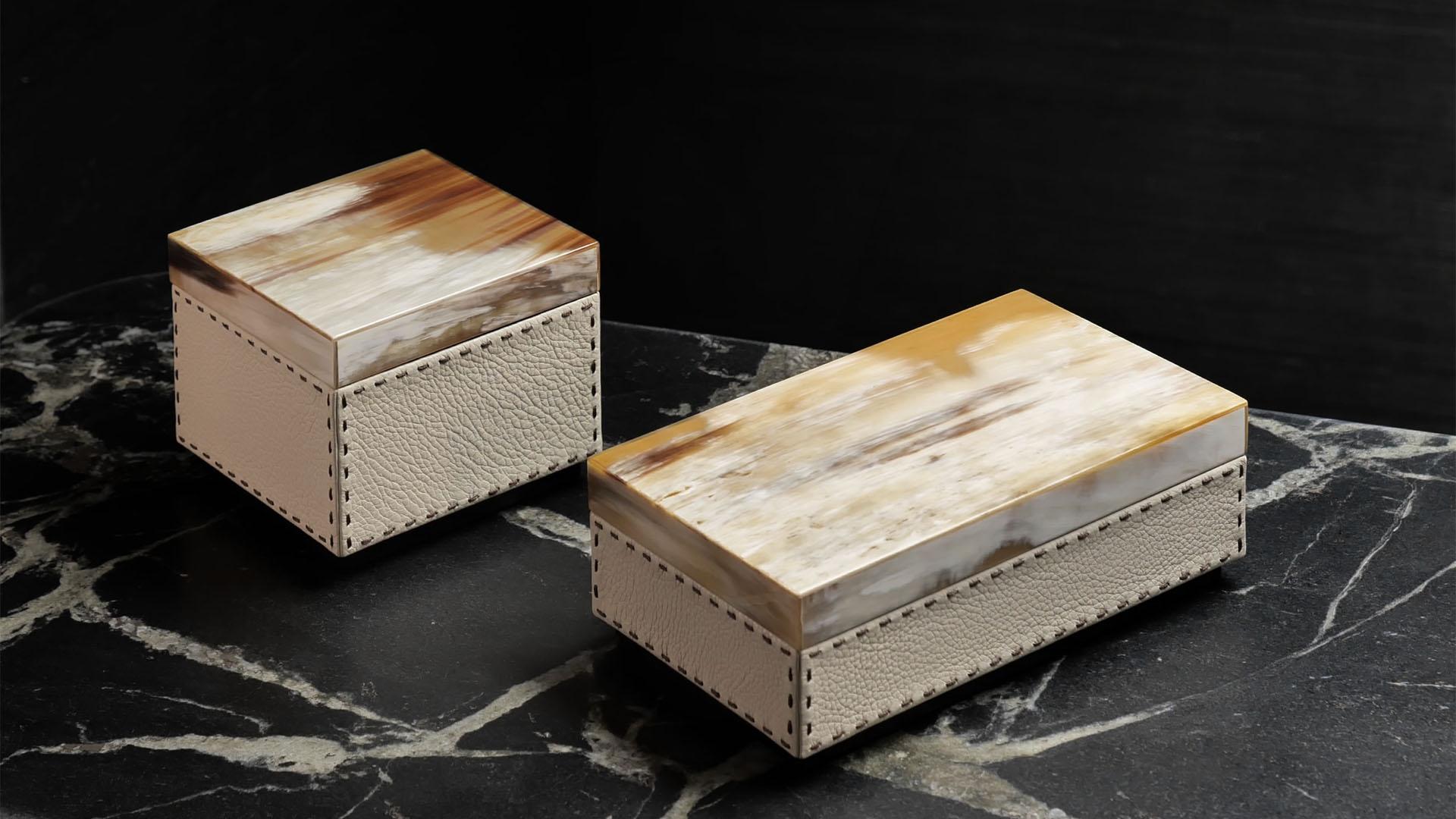 Ottavia Box in Pebbled Leather with Lid in Corno Italiano, Mod. 4468 In New Condition For Sale In Recanati, Macerata