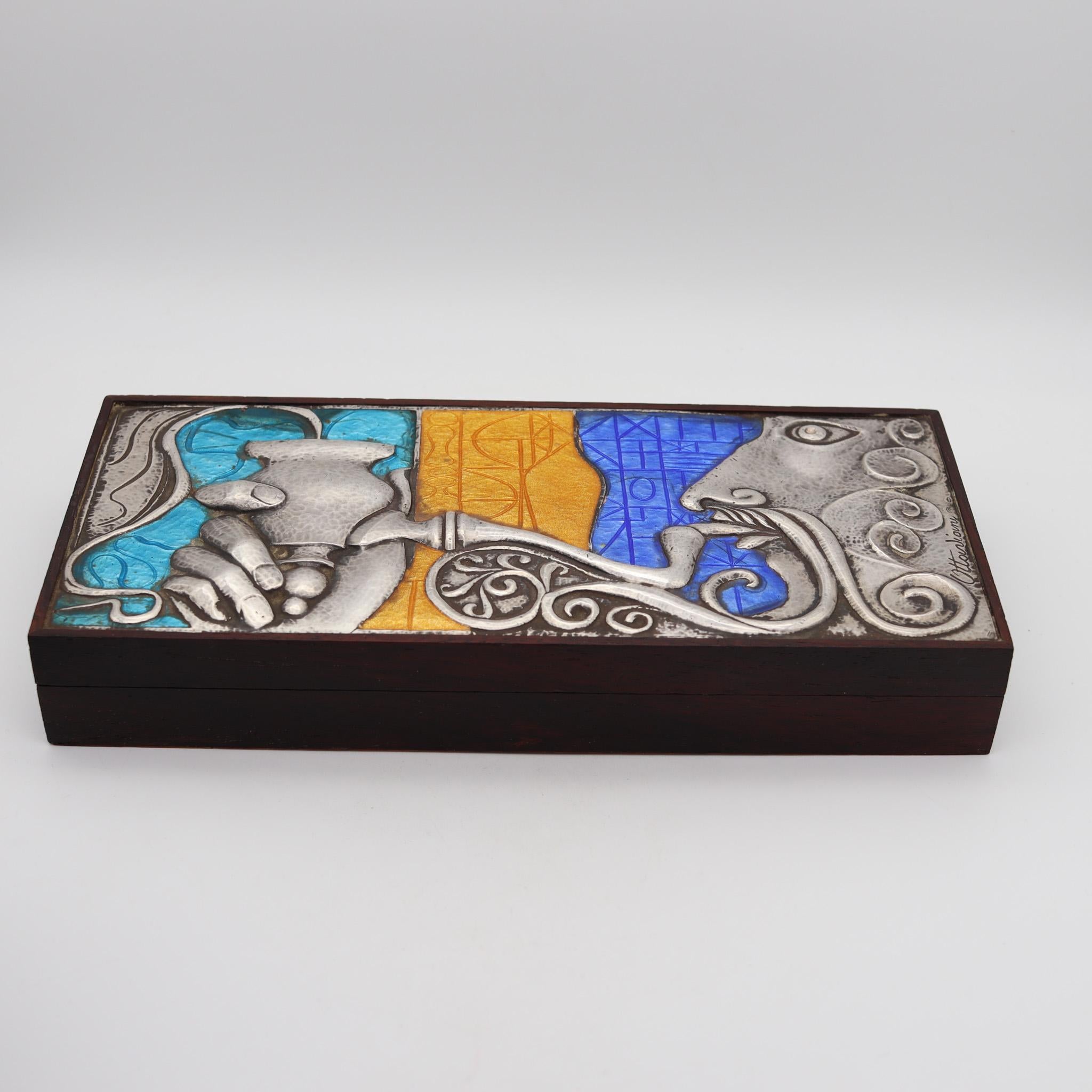 Caja modernista diseñada por Giovanni Ottaviani.

Fabulosa caja rectangular modernista decorada con 