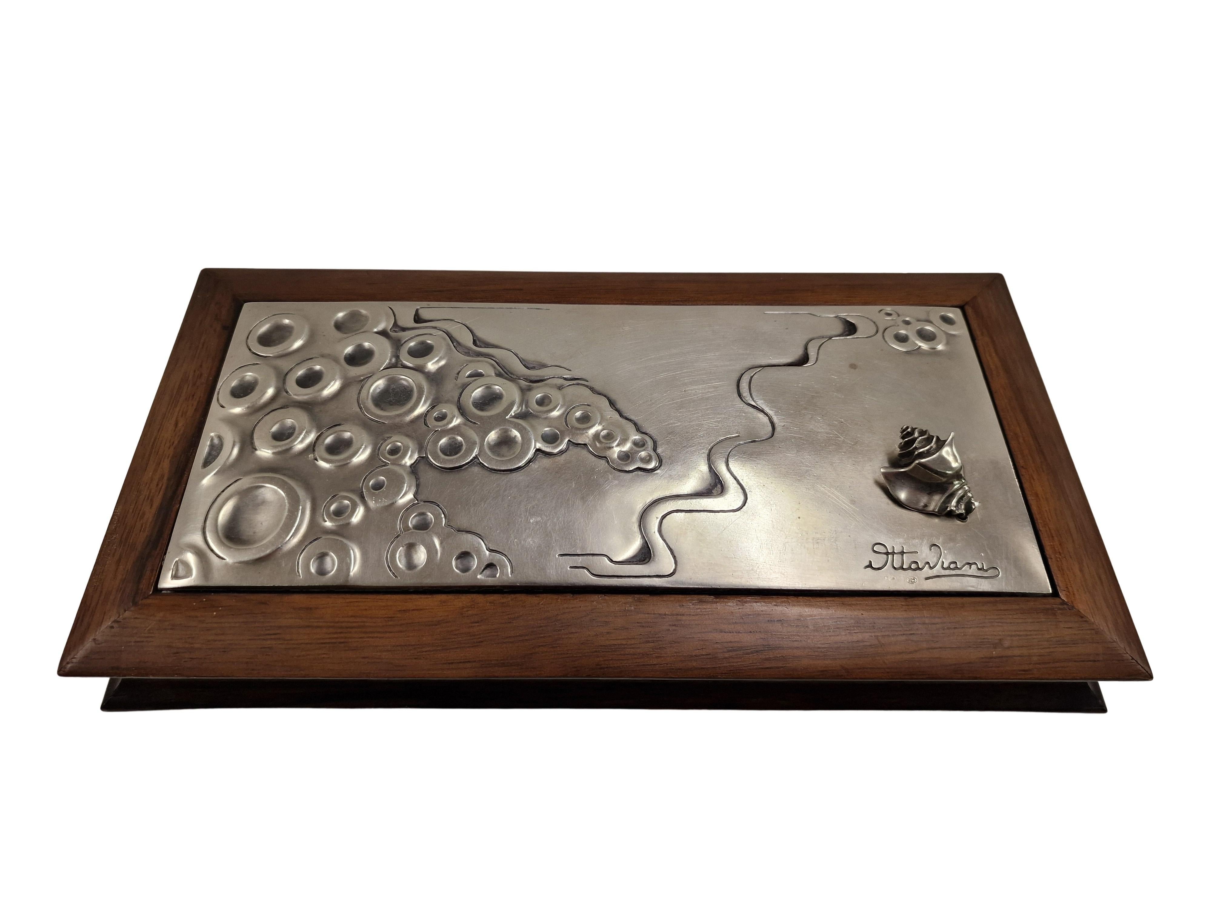 Wunderschöne italienische Mid-Century Modern Holzkiste mit Sterling Silber Deckel. 

Der Deckel aus 925er Sterlingsilber ist meisterhaft mit einer abstrakten Ansicht des Ufers verziert - man sieht die Wellen des Meeres, die Blasen, die entstehen,