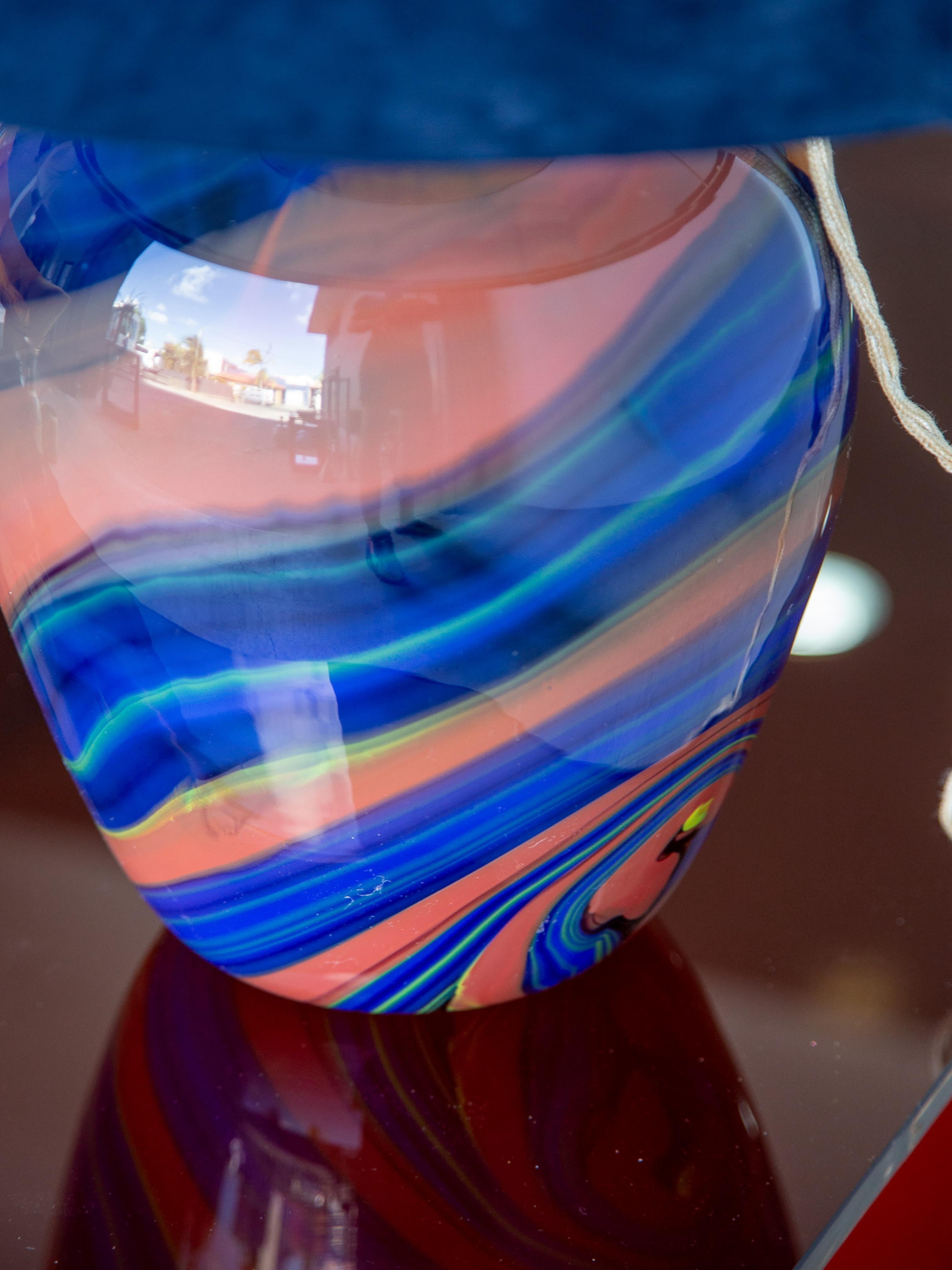 Célèbre pour son utilisation intrépide de la couleur et son design italien d'avant-garde, Missoni apporte son esthétique emblématique à cette exceptionnelle lampe vase en verre de Murano soufflé à la main. Fabriquée dans les années 1990, la base