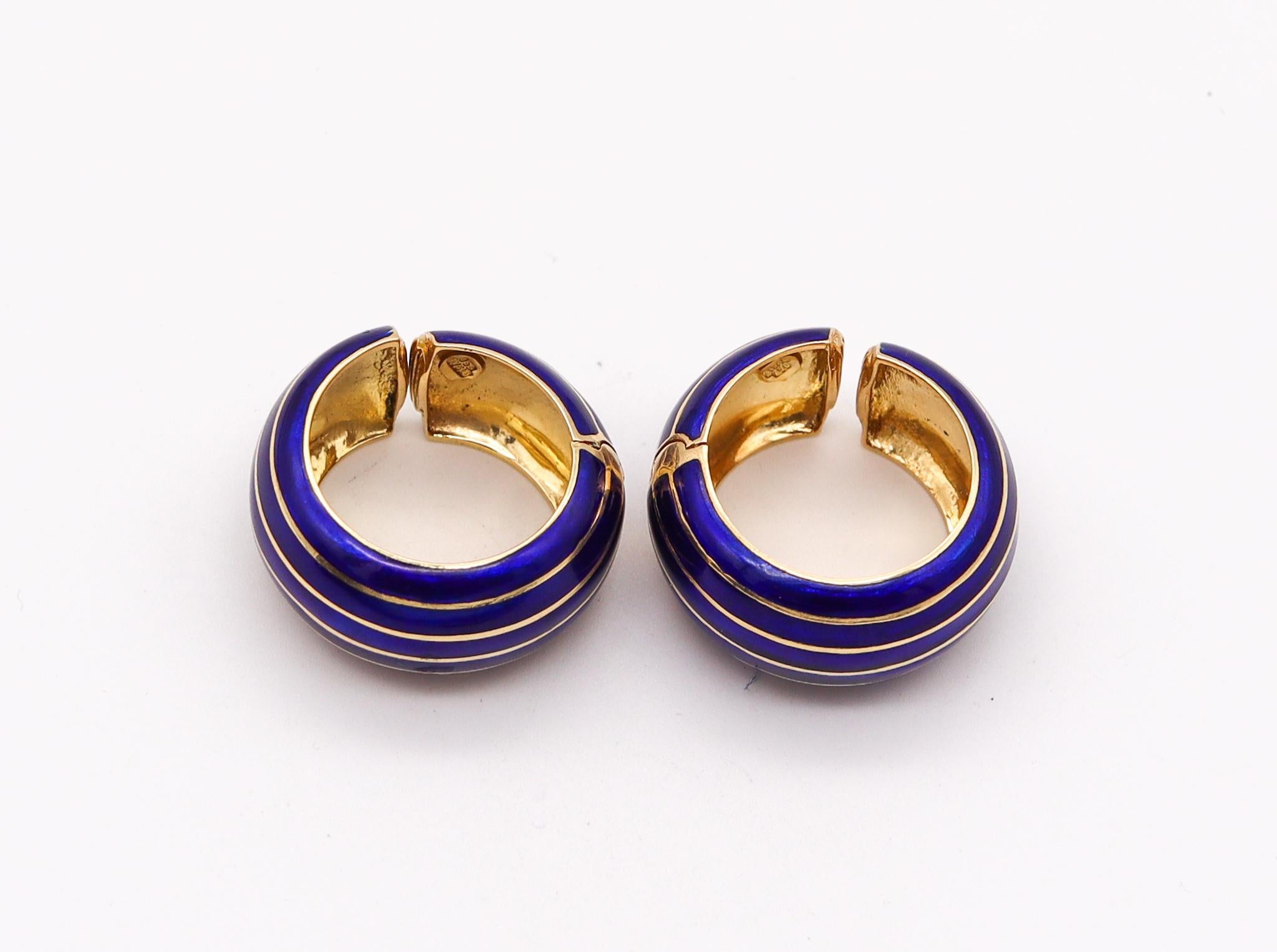Geometric earrings with blue enamel designed by Ottavio Molina

Colorful pair of hoops earrings, created in Alessandria Italy at the jewelry workshop of Ottavio Molina, back in the 1970. These beautiful pair has been crafted with geometric lines in