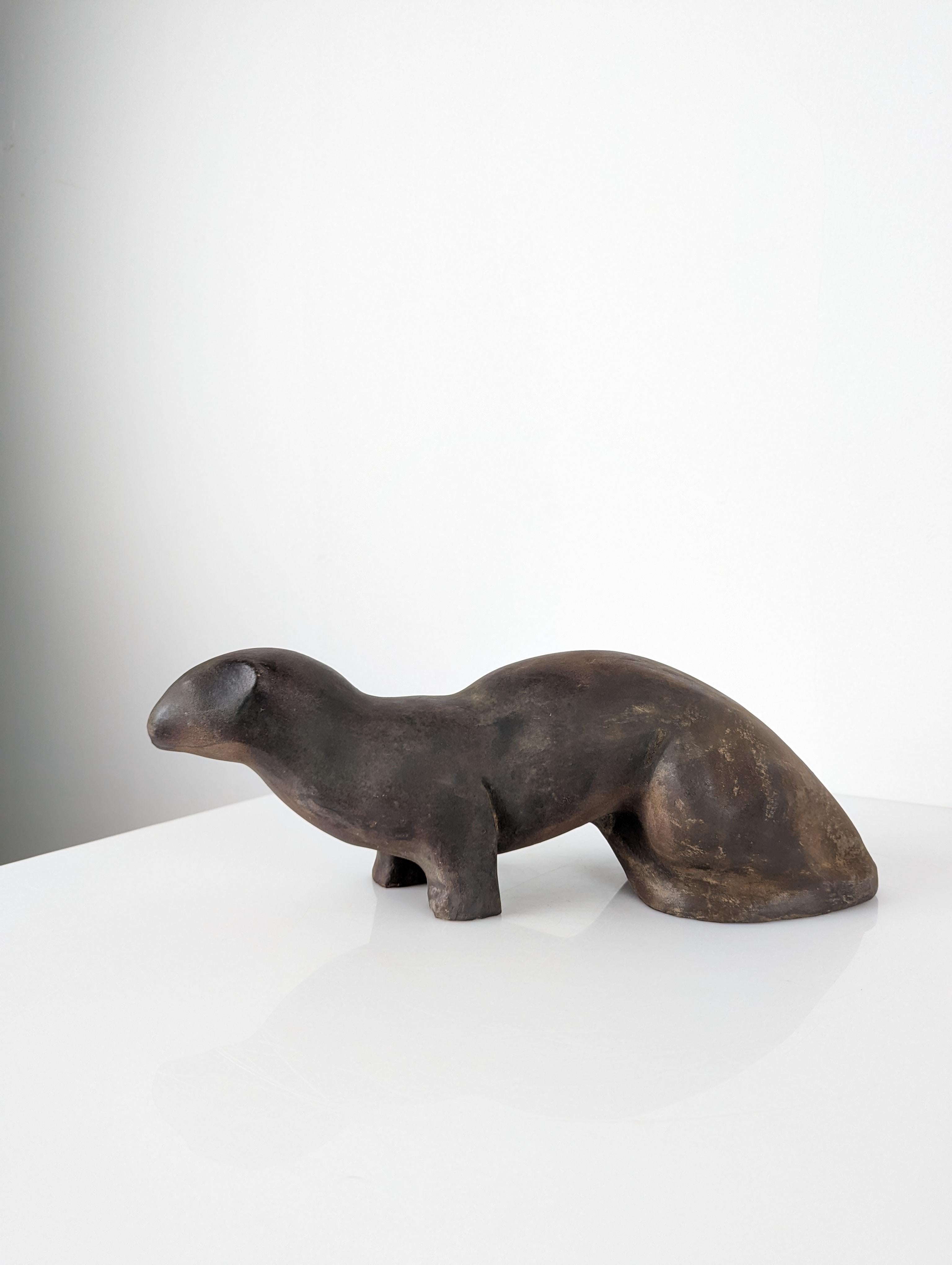 Wonderful ceramic sculpture by the great Spanish artist Elena Laverón, signed on the base. Representing an otter, this piece conveys great peace and creates a relaxing atmosphere around it. Thanks to his particular way of representing the volumes